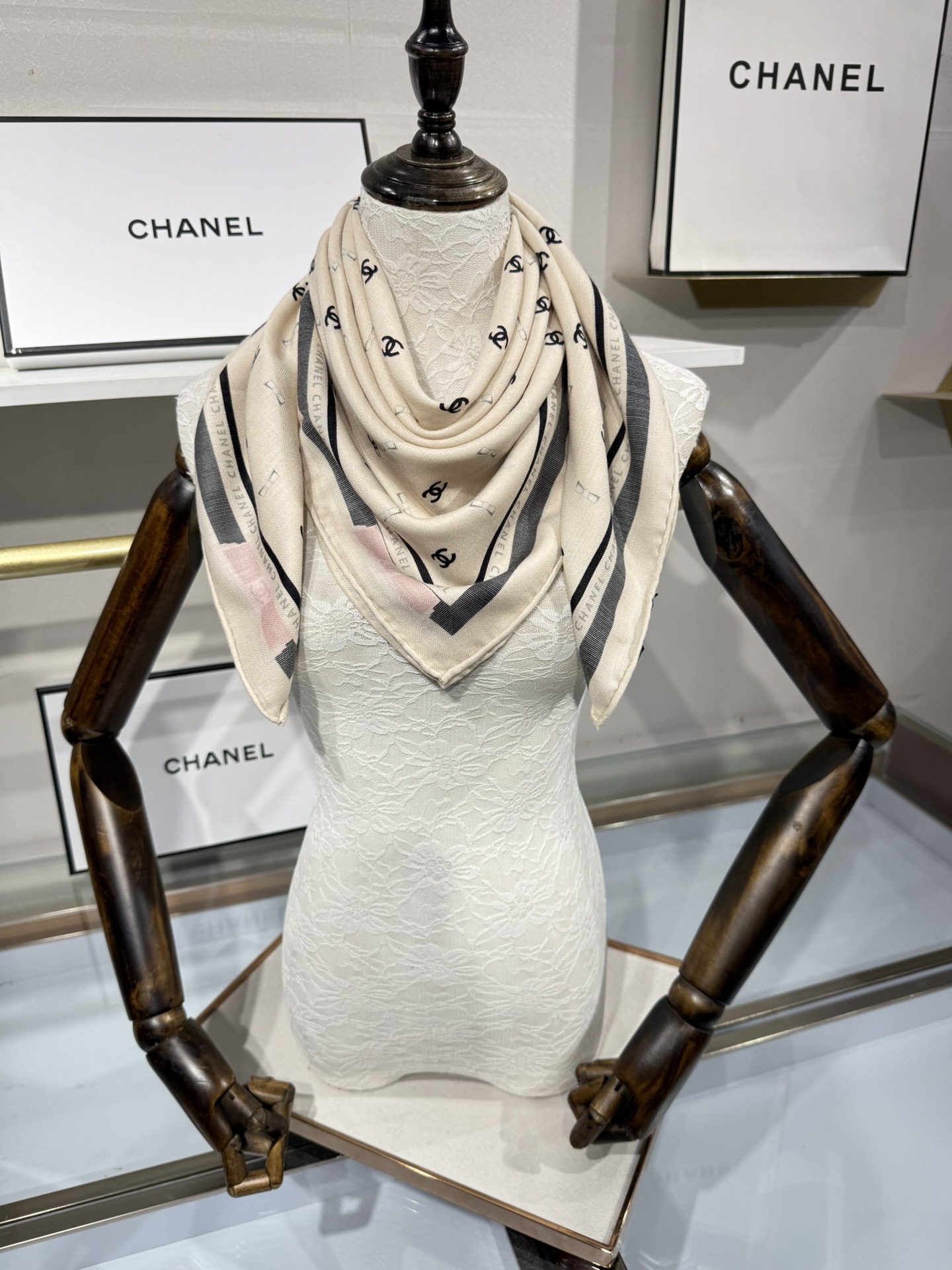 💟今年新出的双面同色新工艺。秋冬新款 小香山茶花90羊绒方巾‼️【高端 大爱 ‼️纯羊绒 婴儿触感舒服到