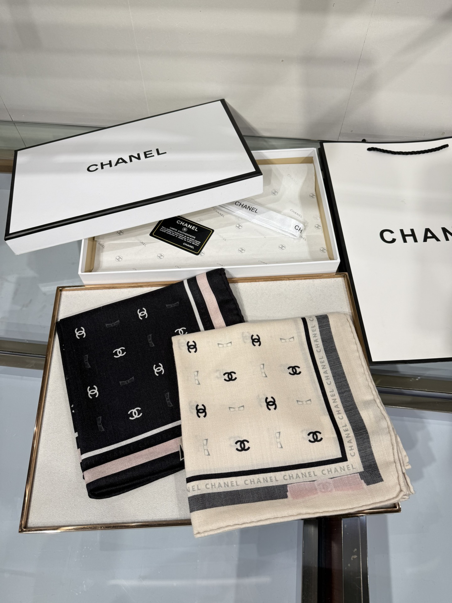 💟今年新出的双面同色新工艺。秋冬新款 小香山茶花90羊绒方巾‼️【高端 大爱 ‼️纯羊绒 婴儿触感舒服到