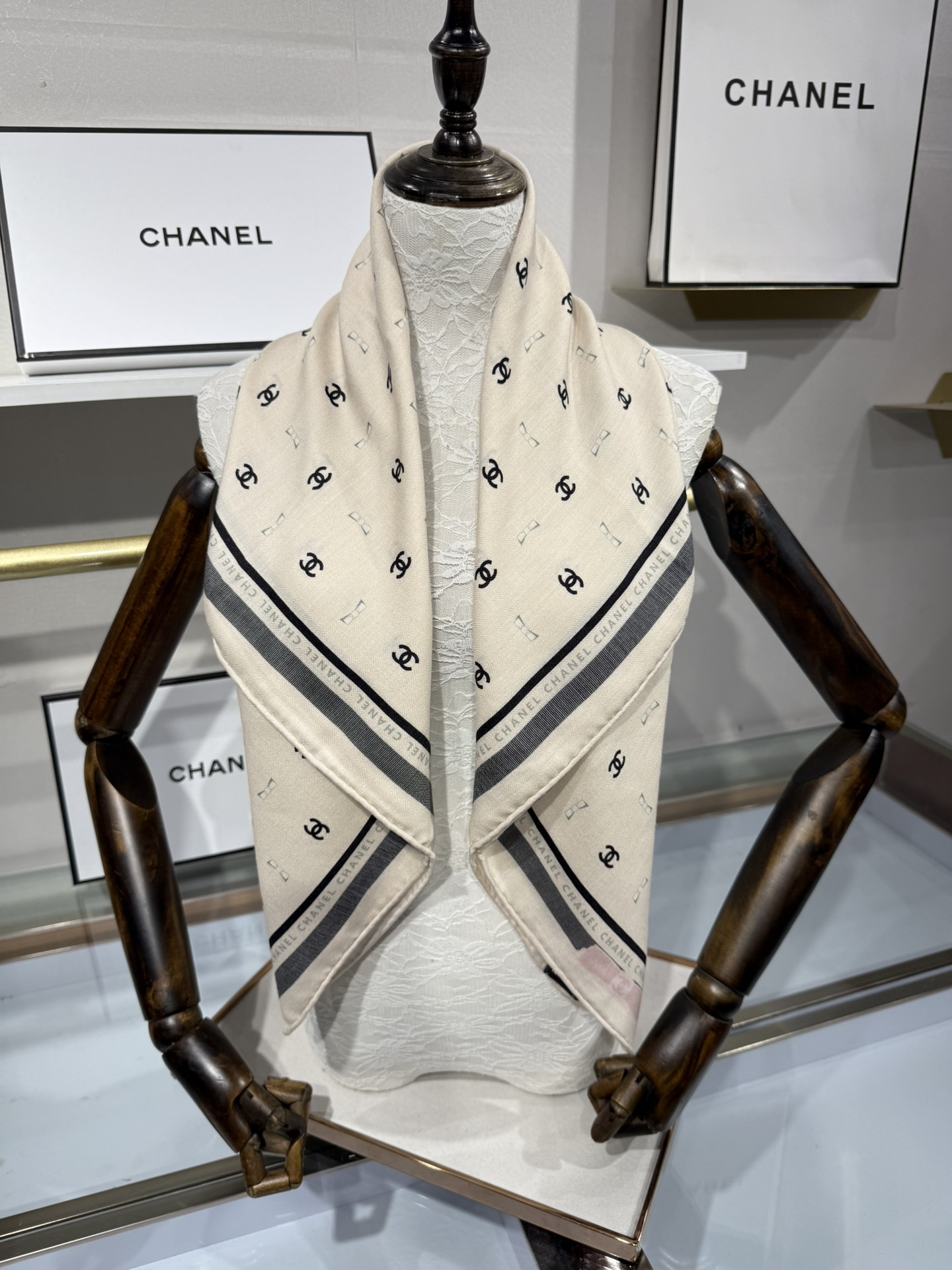 💟今年新出的双面同色新工艺。秋冬新款 小香山茶花90羊绒方巾‼️【高端 大爱 ‼️纯羊绒 婴儿触感舒服到