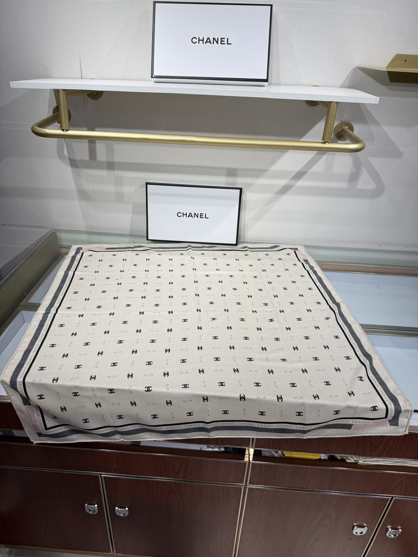 💟今年新出的双面同色新工艺。秋冬新款 小香山茶花90羊绒方巾‼️【高端 大爱 ‼️纯羊绒 婴儿触感舒服到