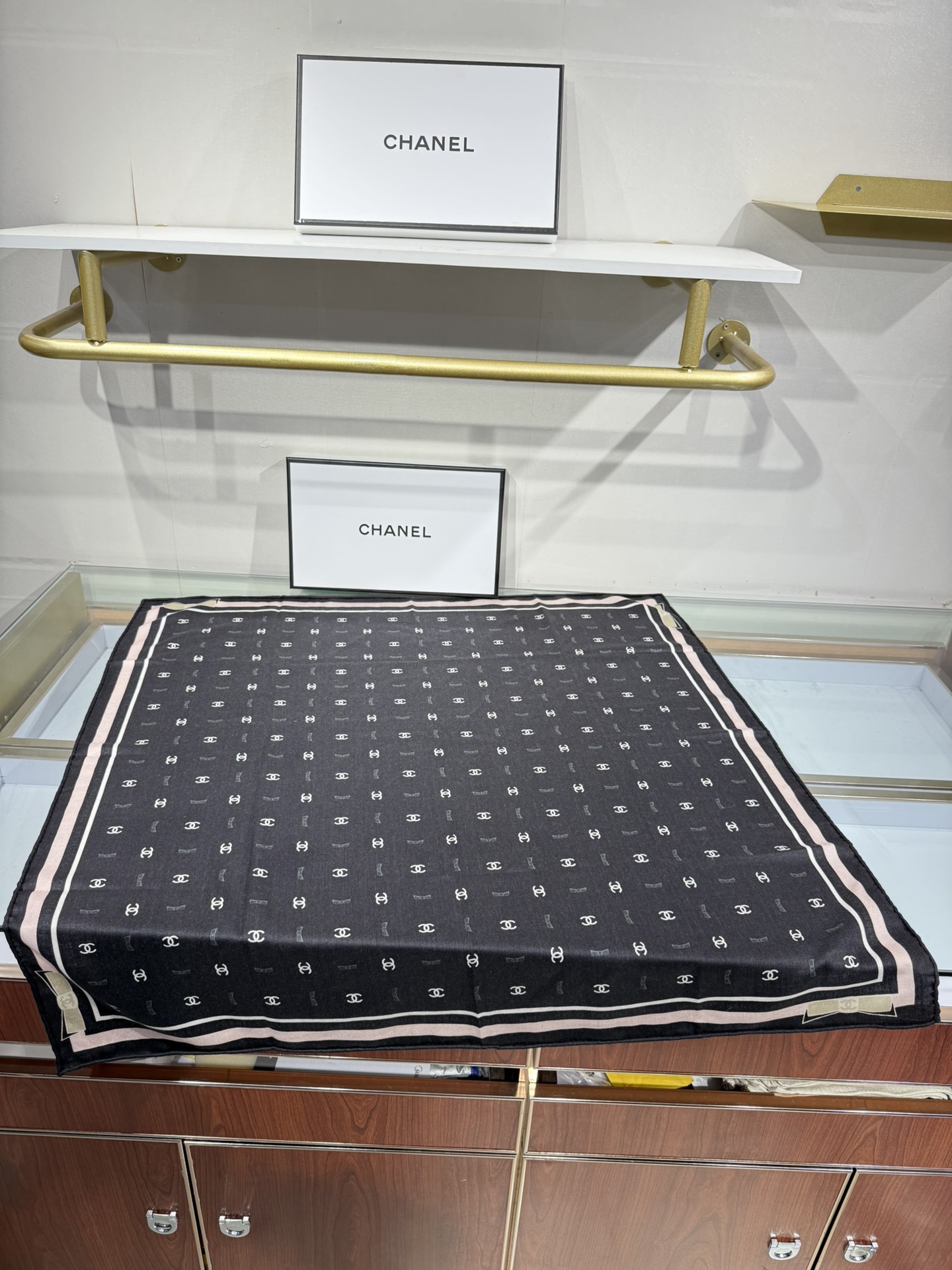 💟今年新出的双面同色新工艺。秋冬新款 小香山茶花90羊绒方巾‼️【高端 大爱 ‼️纯羊绒 婴儿触感舒服到