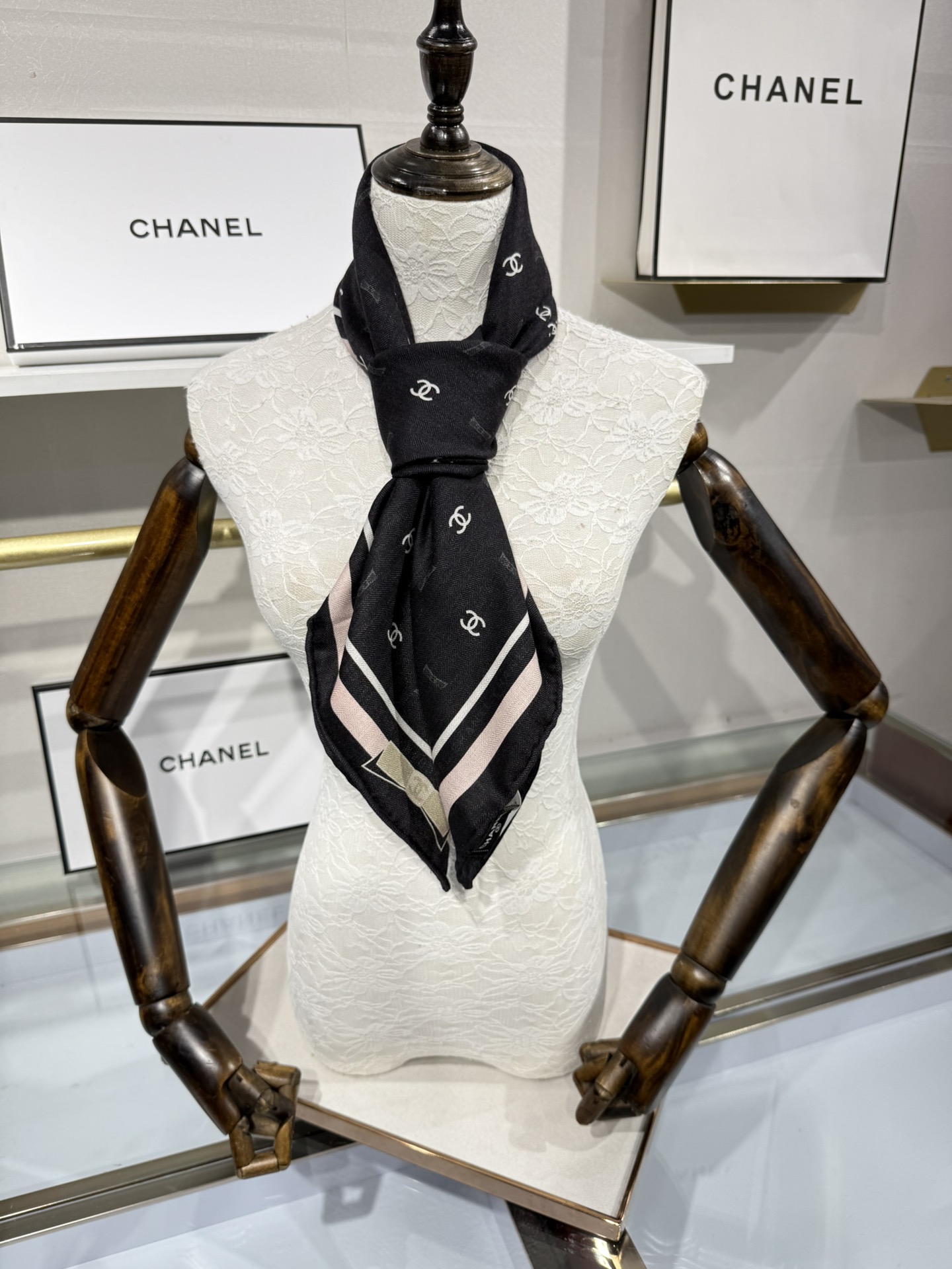 💟今年新出的双面同色新工艺。秋冬新款 小香山茶花90羊绒方巾‼️【高端 大爱 ‼️纯羊绒 婴儿触感舒服到