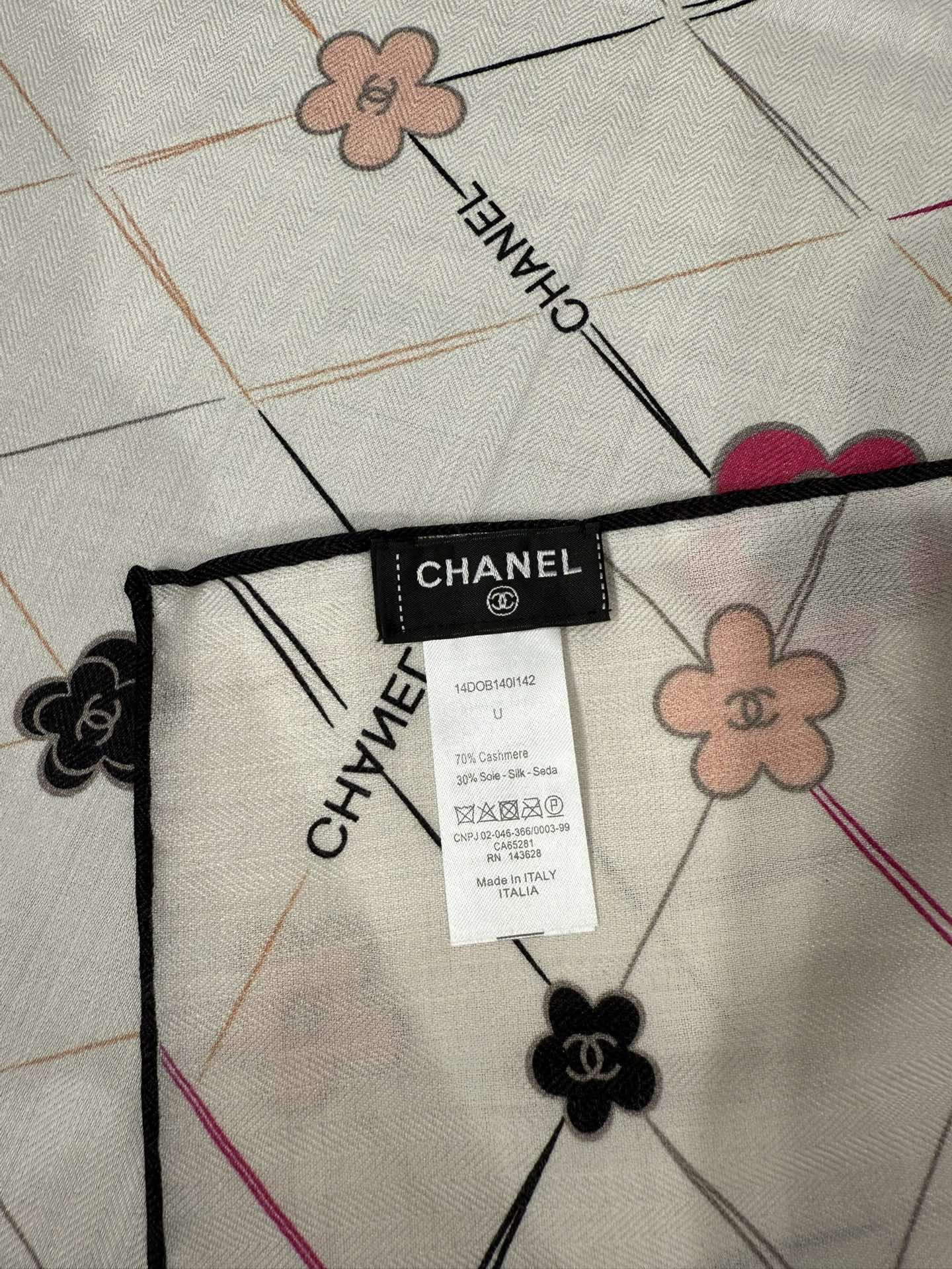 💟今年新出的双面同色新工艺。秋冬新款 小香山茶花90羊绒方巾‼️【高端 大爱 ‼️纯羊绒 婴儿触感舒服到