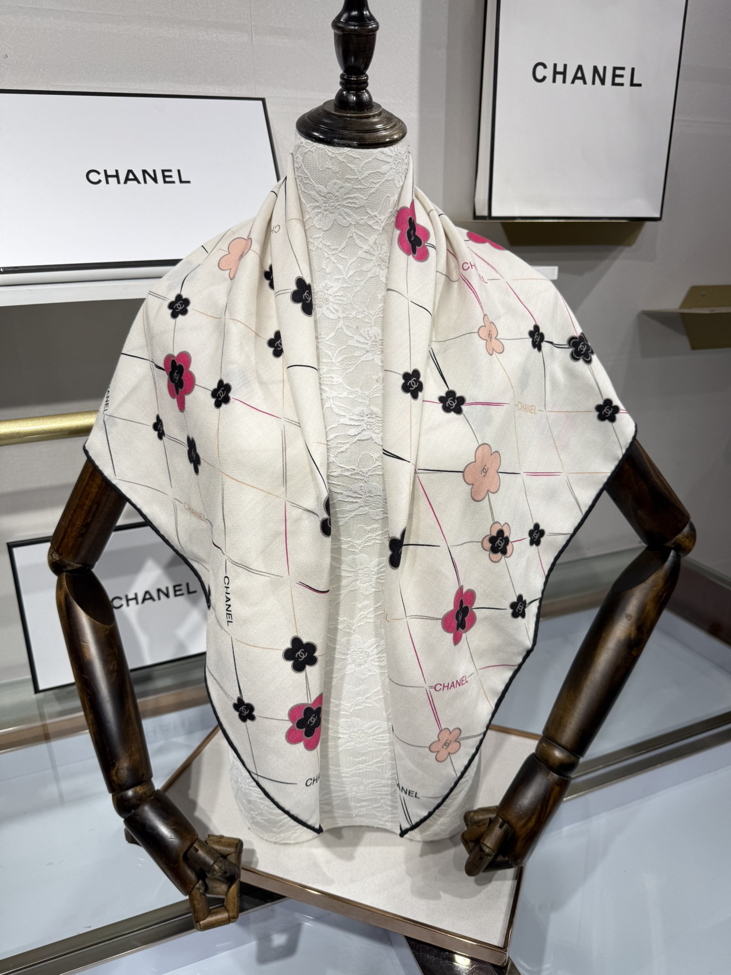 💟今年新出的双面同色新工艺。秋冬新款 小香山茶花90羊绒方巾‼️【高端 大爱 ‼️纯羊绒 婴儿触感舒服到