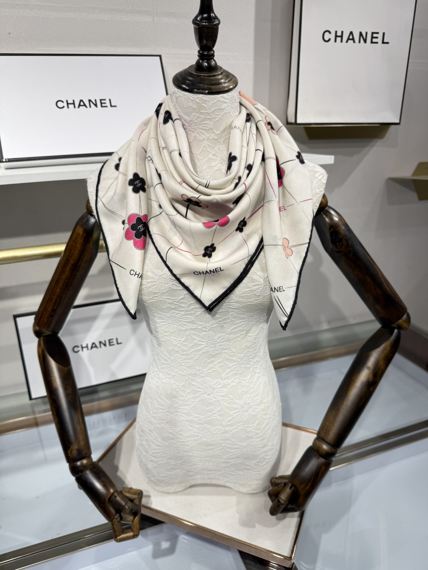 💟今年新出的双面同色新工艺。秋冬新款 小香山茶花90羊绒方巾‼️【高端 大爱 ‼️纯羊绒 婴儿触感舒服到