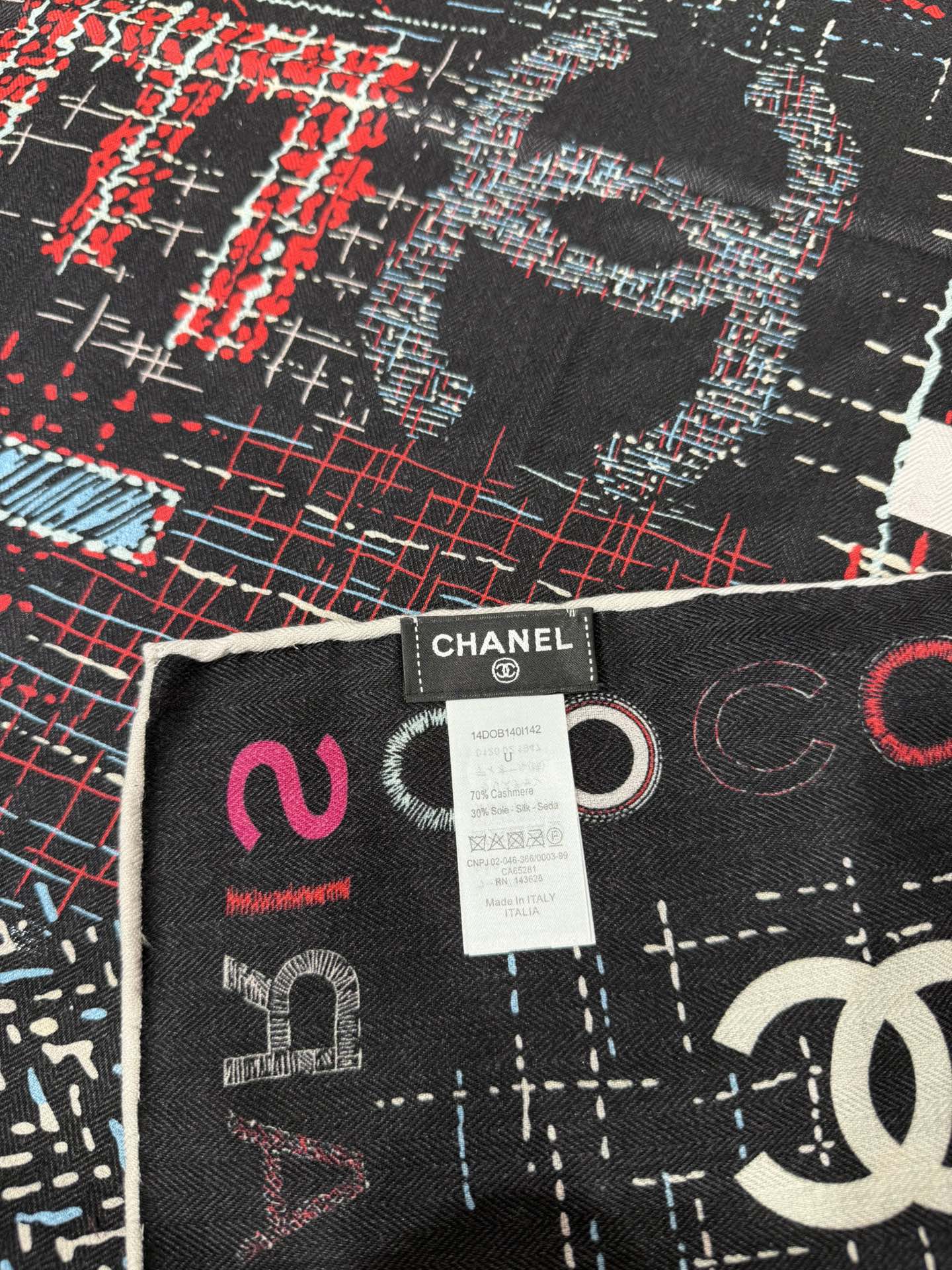 💟今年新出的双面同色新工艺。秋冬新款 小香山茶花90羊绒方巾‼️【高端 大爱 ‼️纯羊绒 婴儿触感舒服到