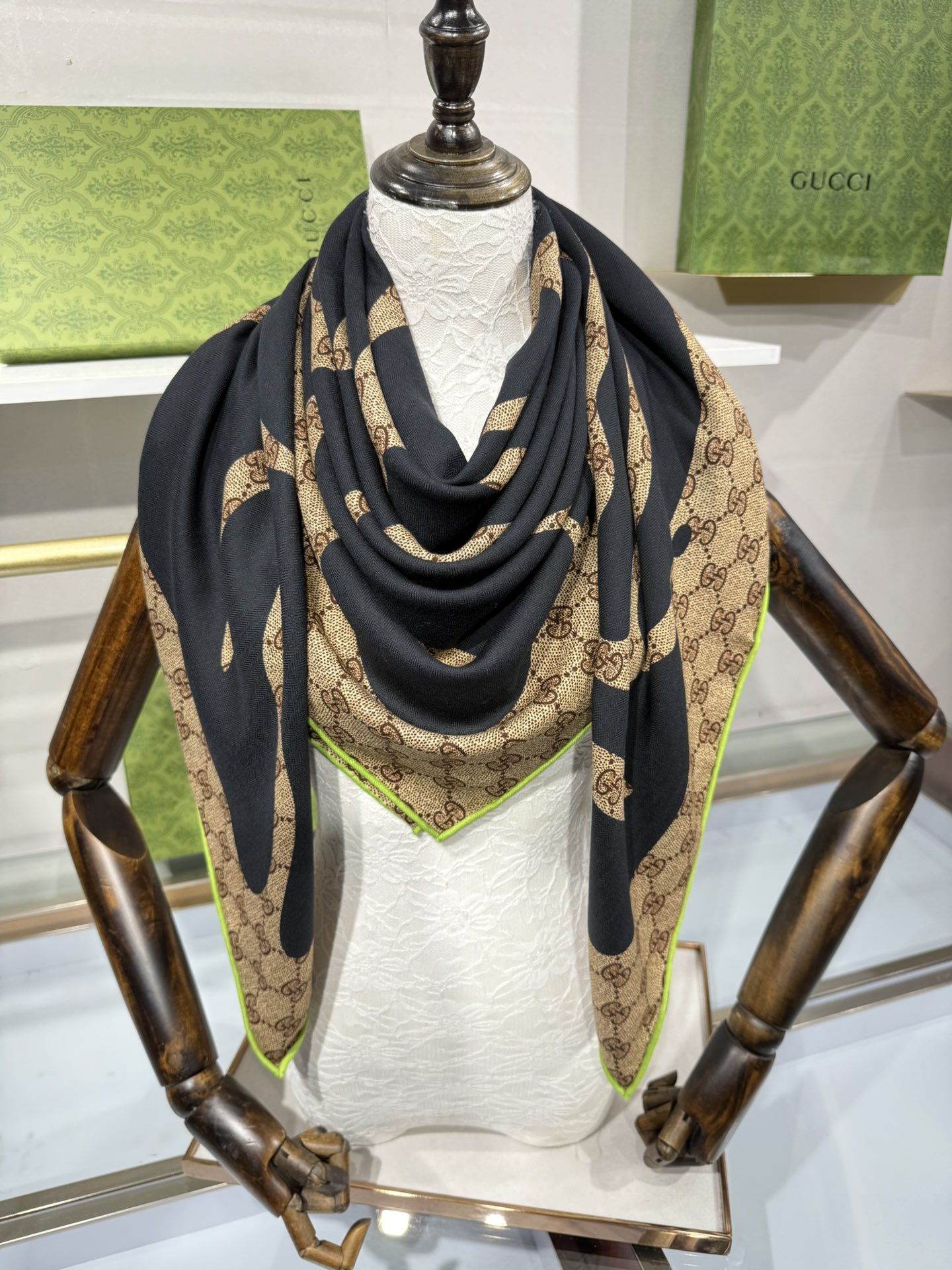 💟140*140 项目双面同色印花丝毛披肩～Gucci艺术家Sara Leghissa革新演绎Gucci