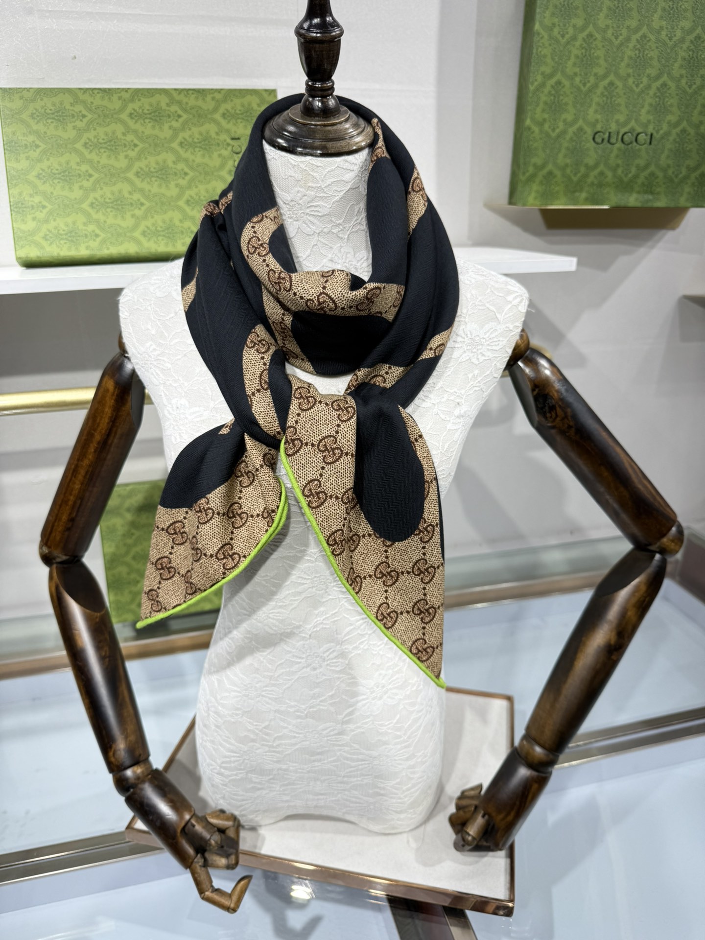 💟140*140 项目双面同色印花丝毛披肩～Gucci艺术家Sara Leghissa革新演绎Gucci