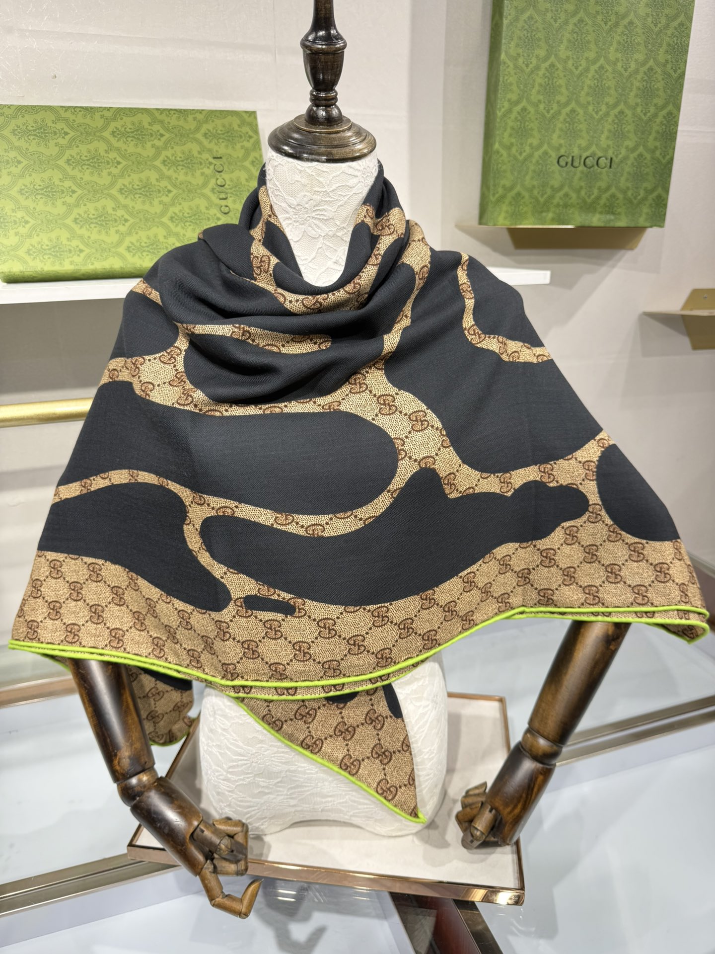 💟140*140 项目双面同色印花丝毛披肩～Gucci艺术家Sara Leghissa革新演绎Gucci