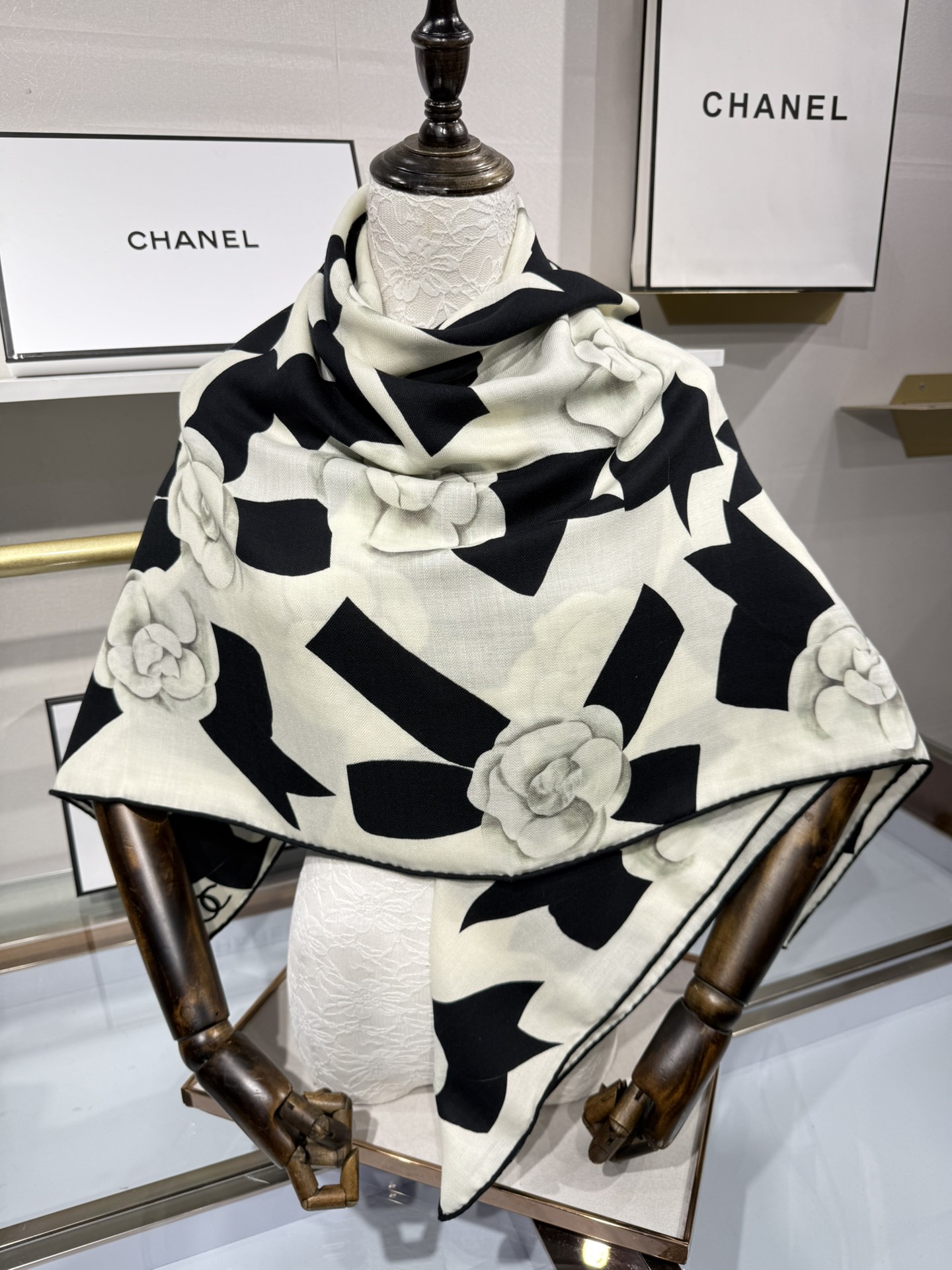 💟Chanel ~25秋冬新品～“山茶花与蝴蝶结”【140双面丝绒披肩】手工卷边丝毛方巾（30%桑蚕丝7