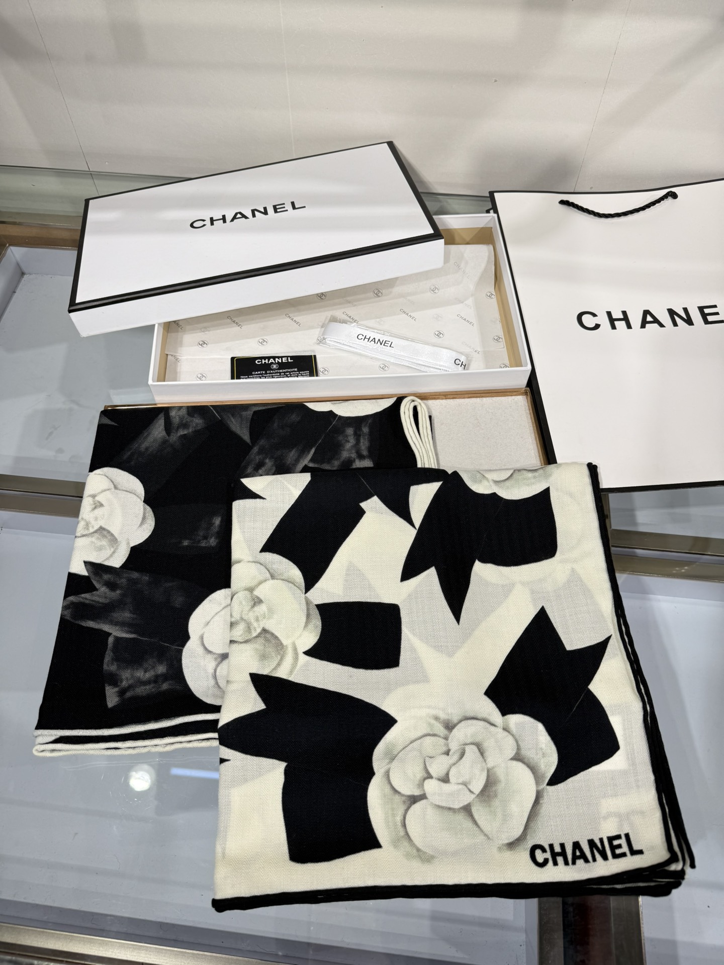 💟Chanel ~25秋冬新品～“山茶花与蝴蝶结”【140双面丝绒披肩】手工卷边丝毛方巾（30%桑蚕丝7