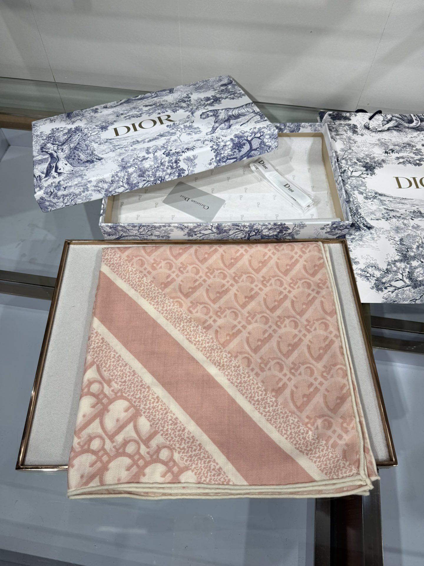 💟Dior 印花方巾【140双面同色丝绒披肩】30%真丝70%羊绒面料 Oblique 印花这款 Dio