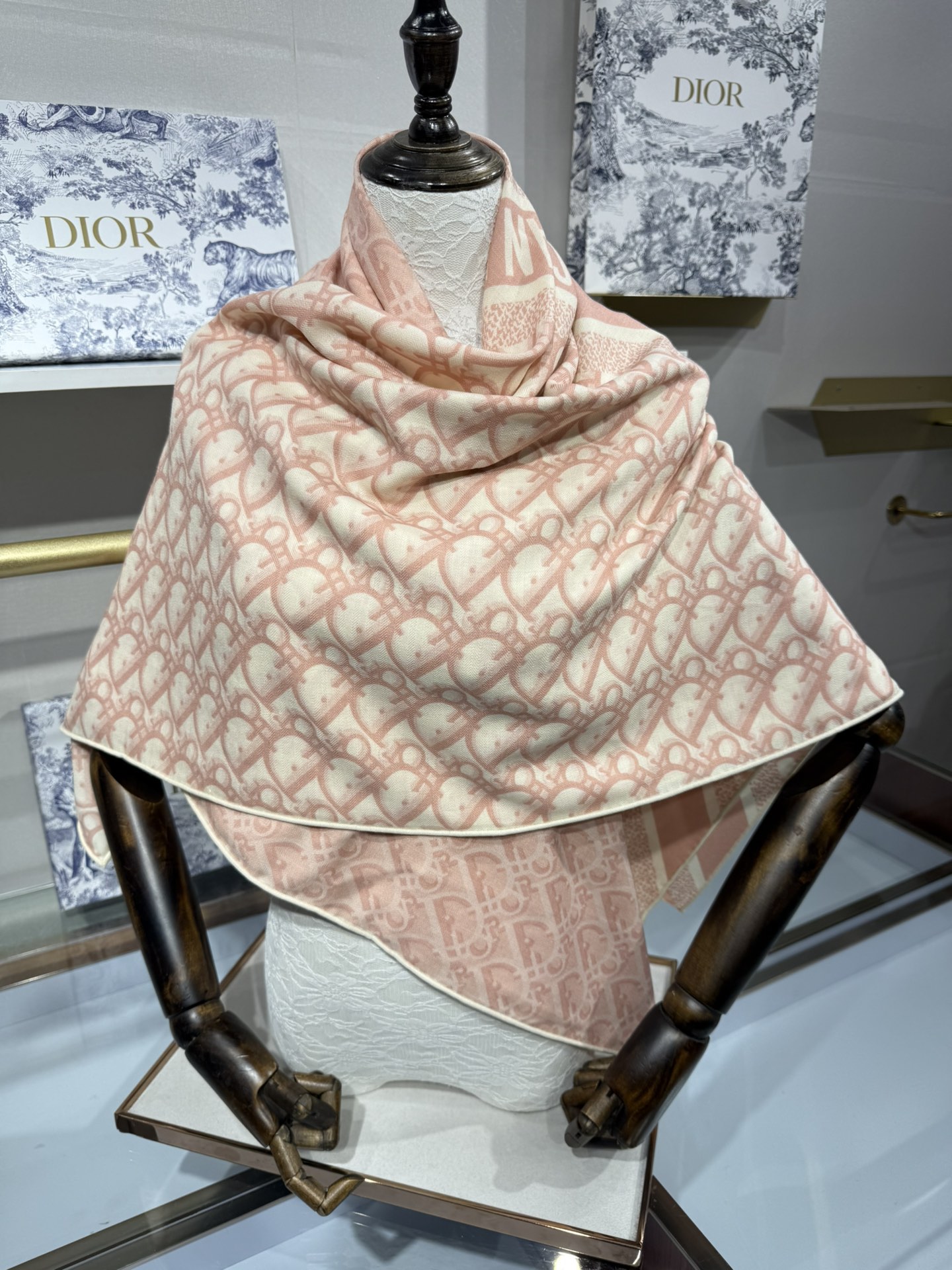 💟Dior 印花方巾【140双面同色丝绒披肩】30%真丝70%羊绒面料 Oblique 印花这款 Dio