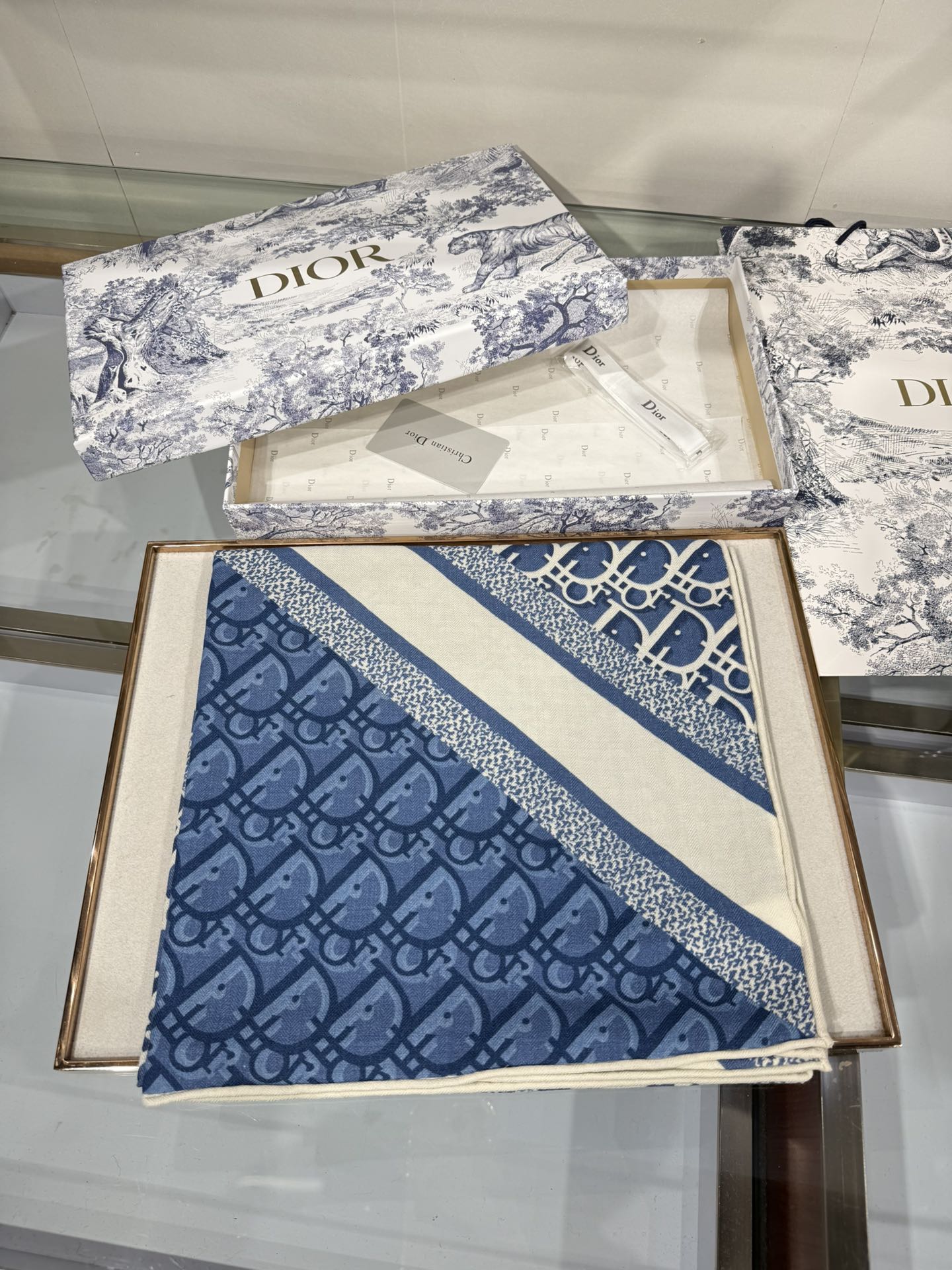 💟Dior 印花方巾【140双面同色丝绒披肩】30%真丝70%羊绒面料 Oblique 印花这款 Dio