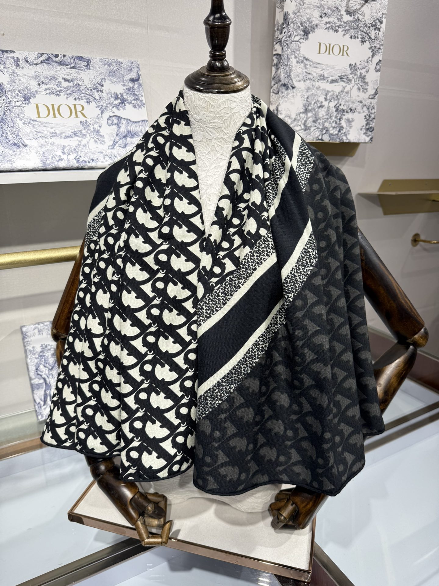 💟Dior 印花方巾【140双面同色丝绒披肩】30%真丝70%羊绒面料 Oblique 印花这款 Dio