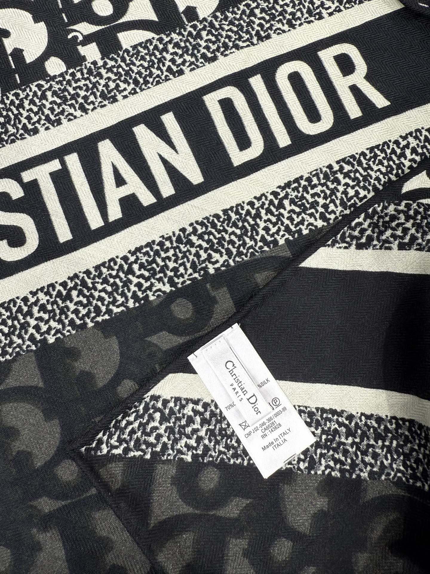 💟Dior 印花方巾【140双面同色丝绒披肩】30%真丝70%羊绒面料 Oblique 印花这款 Dio