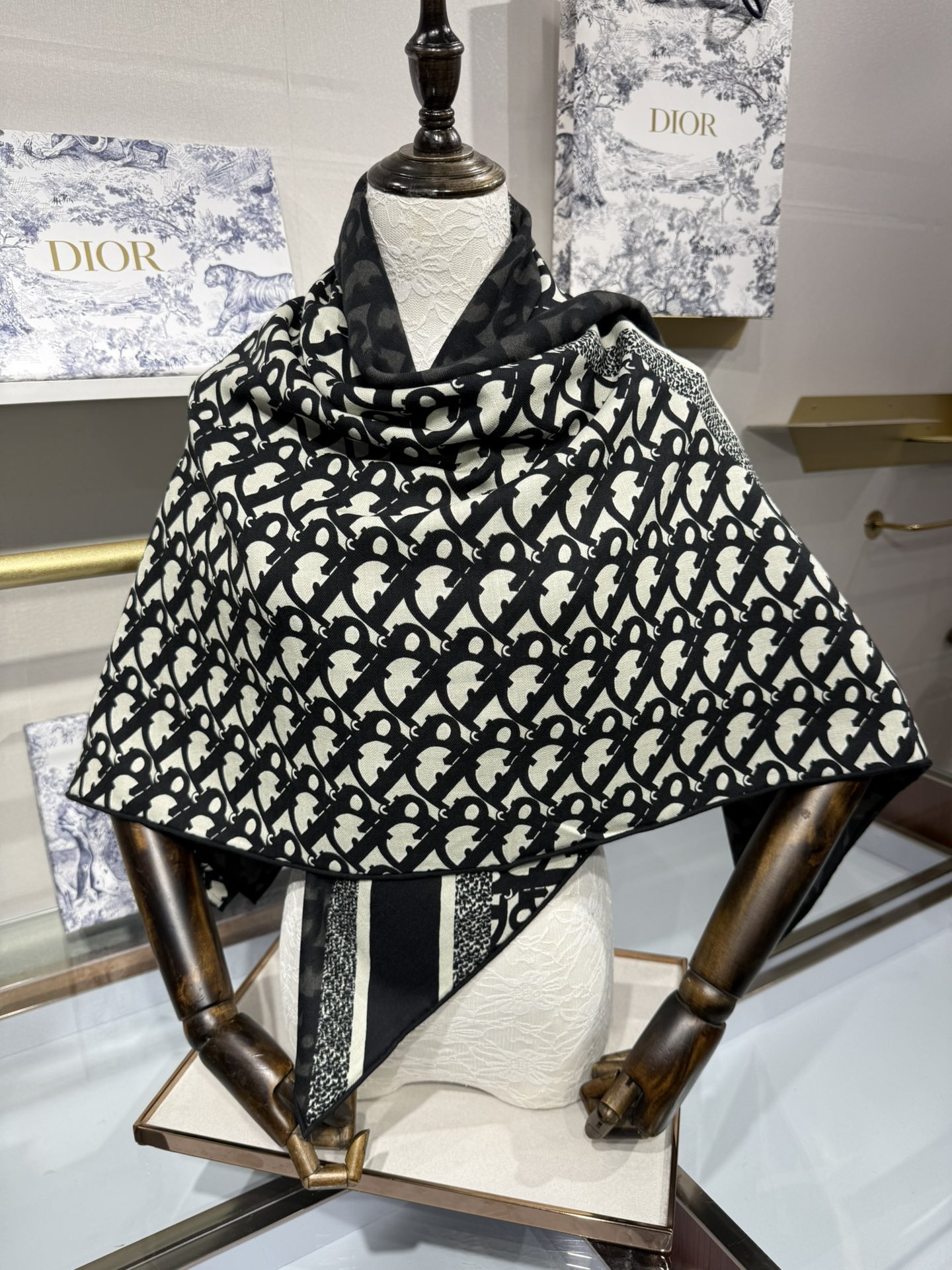 💟Dior 印花方巾【140双面同色丝绒披肩】30%真丝70%羊绒面料 Oblique 印花这款 Dio