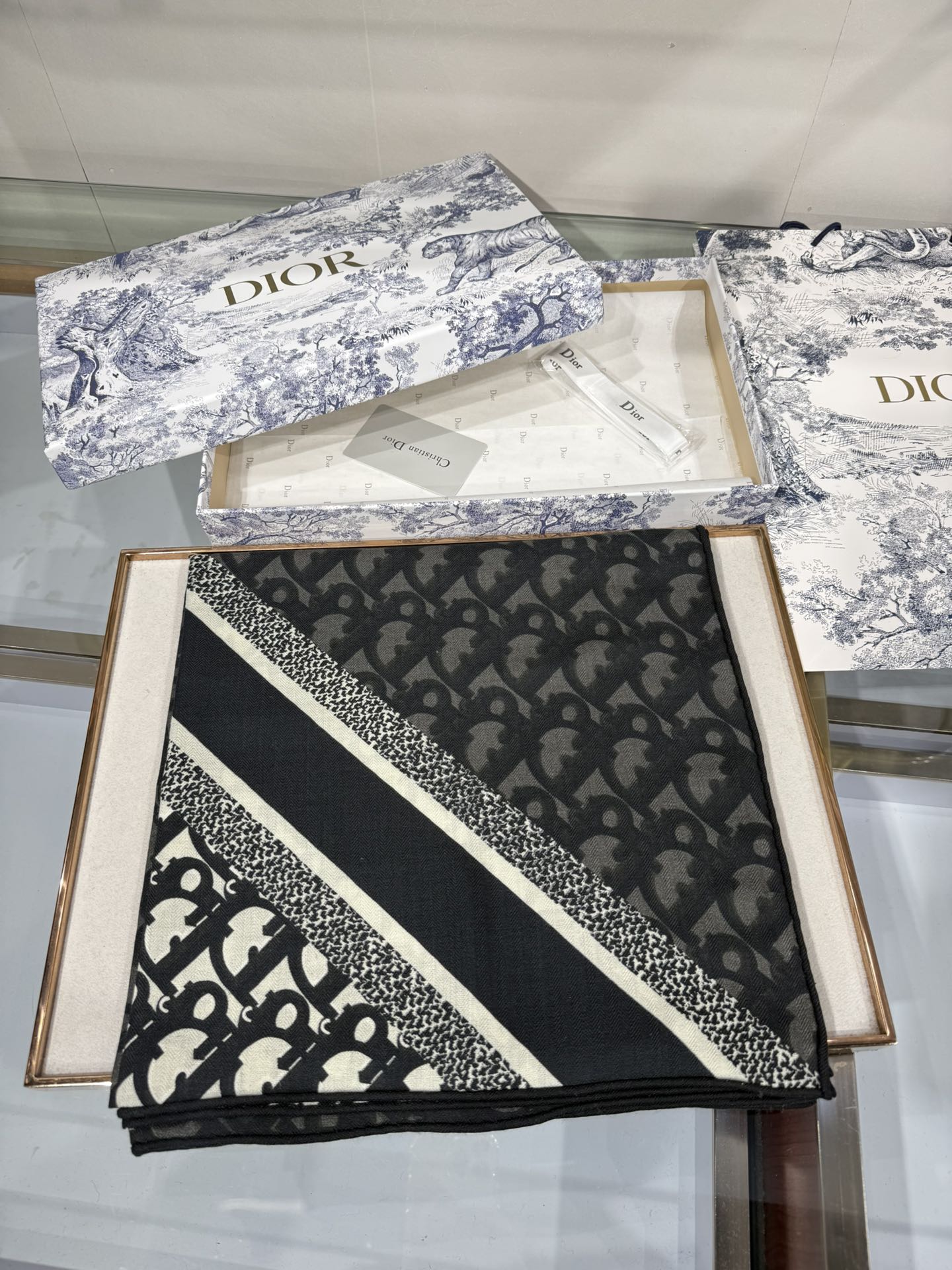 💟Dior 印花方巾【140双面同色丝绒披肩】30%真丝70%羊绒面料 Oblique 印花这款 Dio