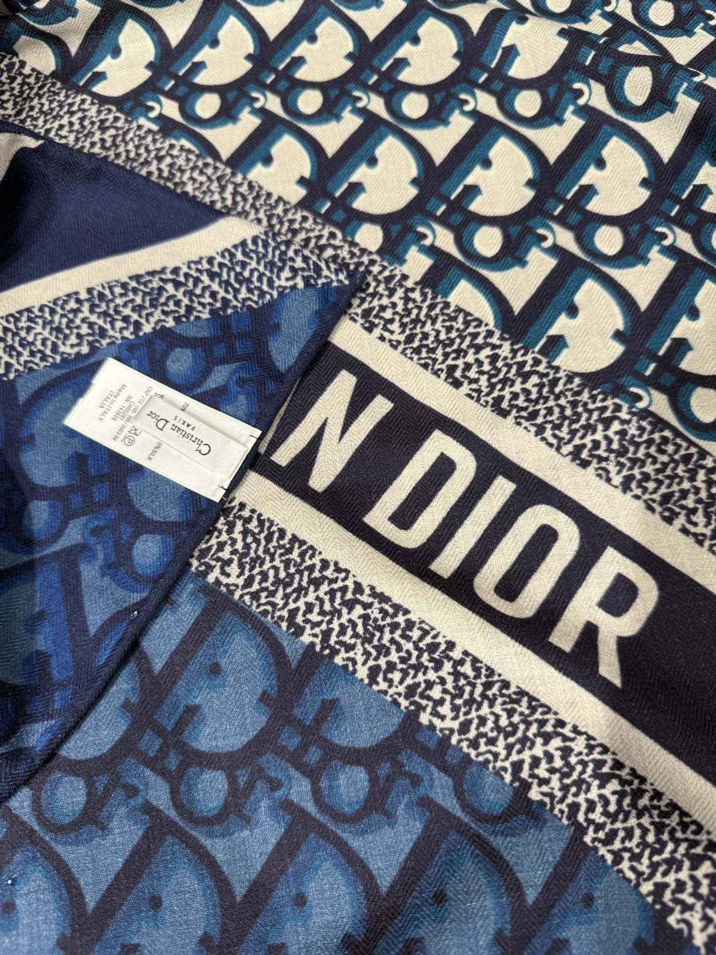 💟Dior 印花方巾【140双面同色丝绒披肩】30%真丝70%羊绒面料 Oblique 印花这款 Dio