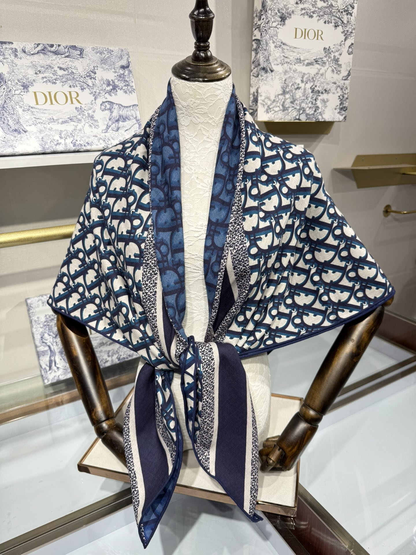 💟Dior 印花方巾【140双面同色丝绒披肩】30%真丝70%羊绒面料 Oblique 印花这款 Dio