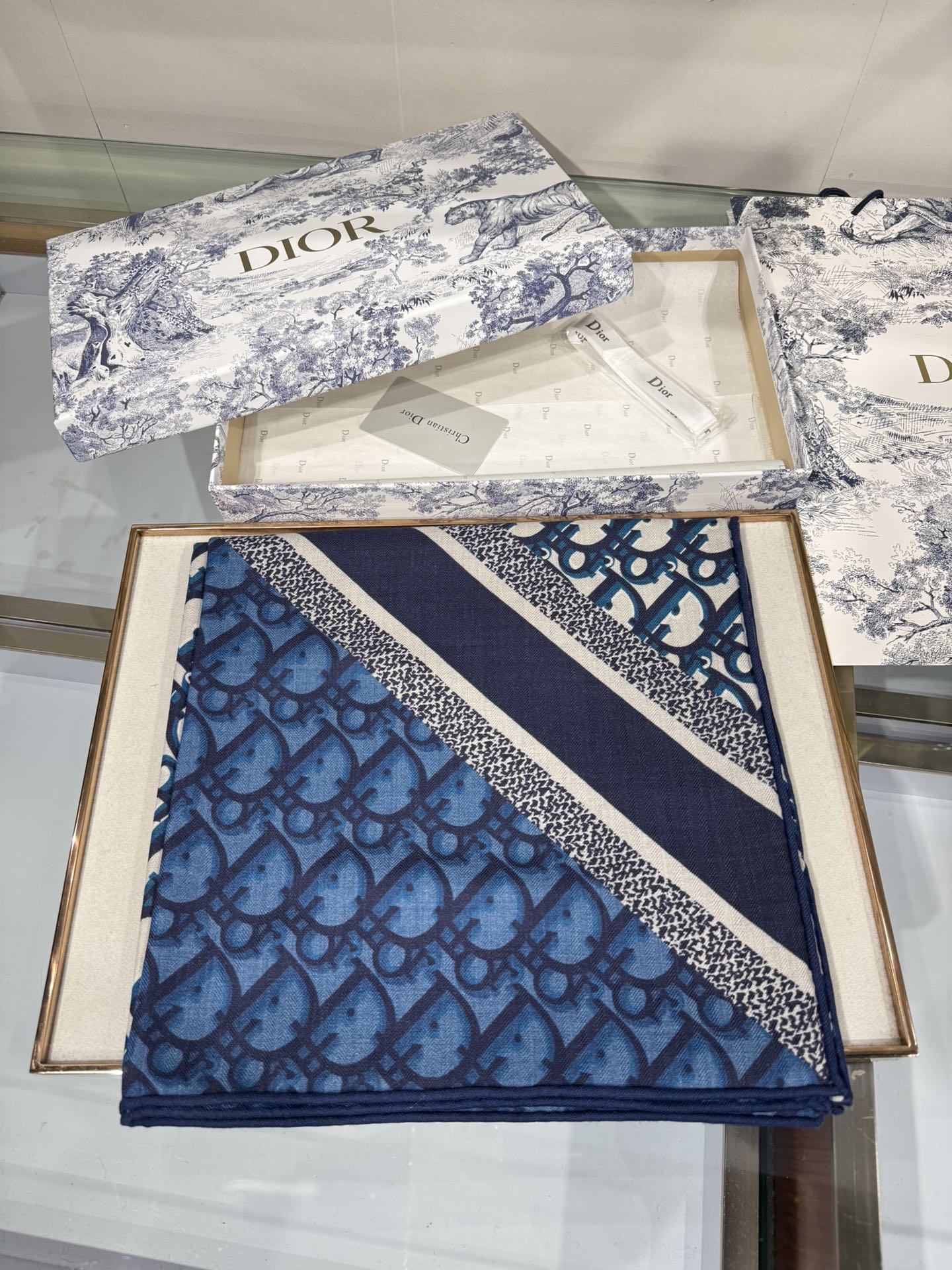 💟Dior 印花方巾【140双面同色丝绒披肩】30%真丝70%羊绒面料 Oblique 印花这款 Dio