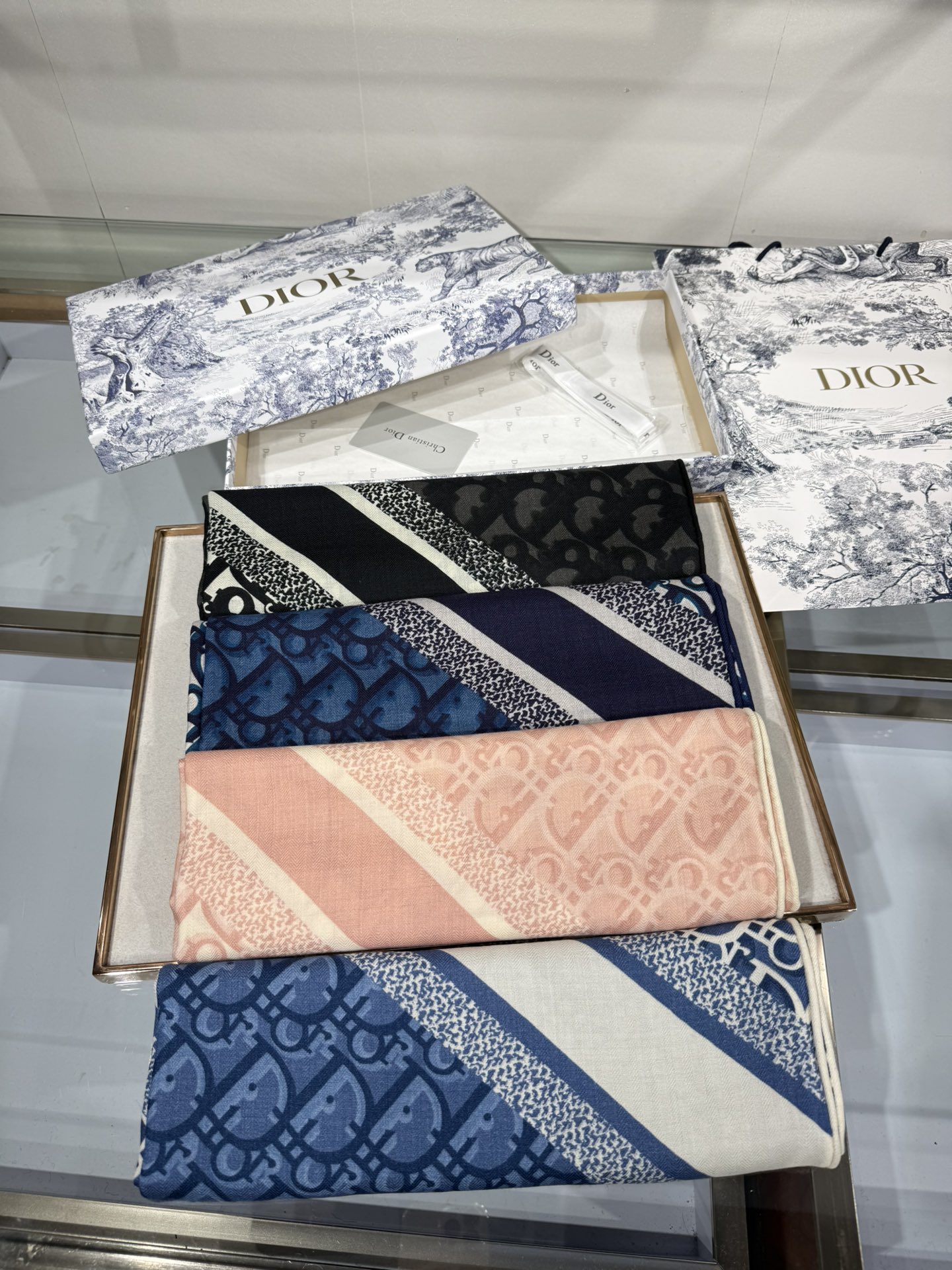 💟Dior 印花方巾【140双面同色丝绒披肩】30%真丝70%羊绒面料 Oblique 印花这款 Dio