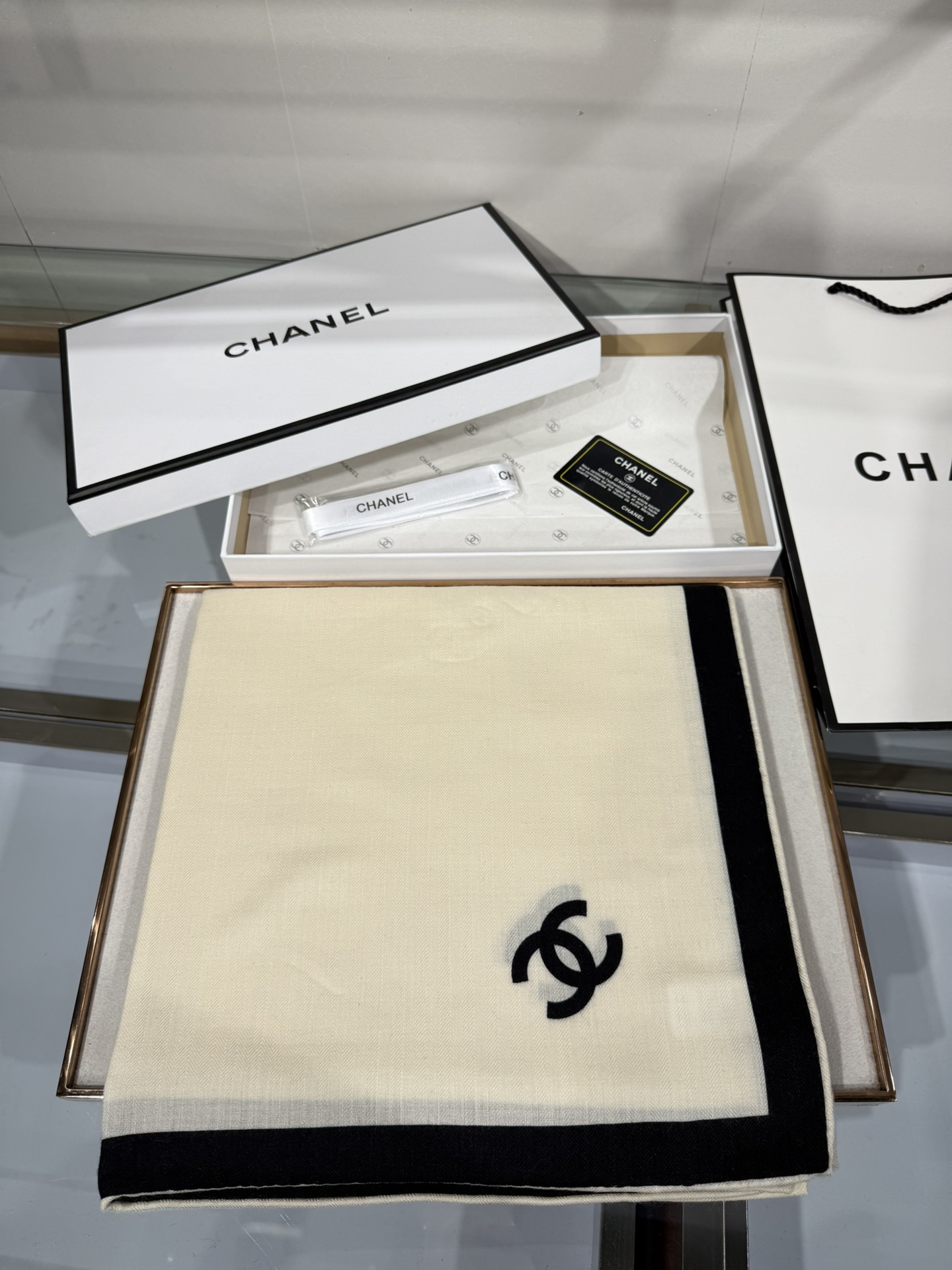 💟上新🆕💞小香Chanel~25秋冬新品～【经典黑白高级配色】随便一搭就是贵妇本妇！【140双面丝毛披肩