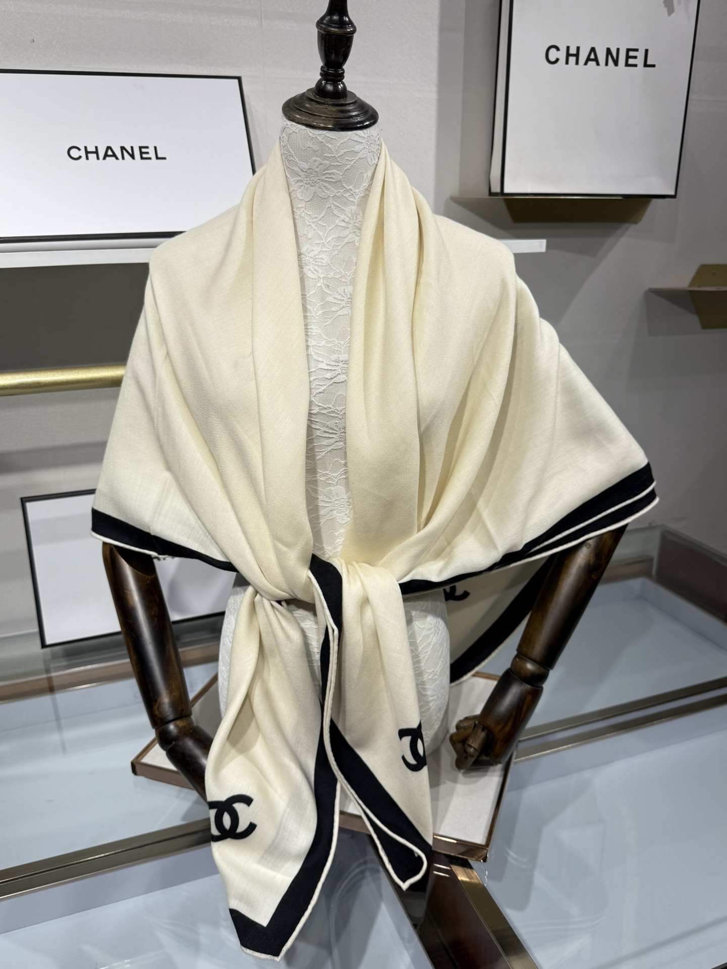 💟上新🆕💞小香Chanel~25秋冬新品～【经典黑白高级配色】随便一搭就是贵妇本妇！【140双面丝毛披肩