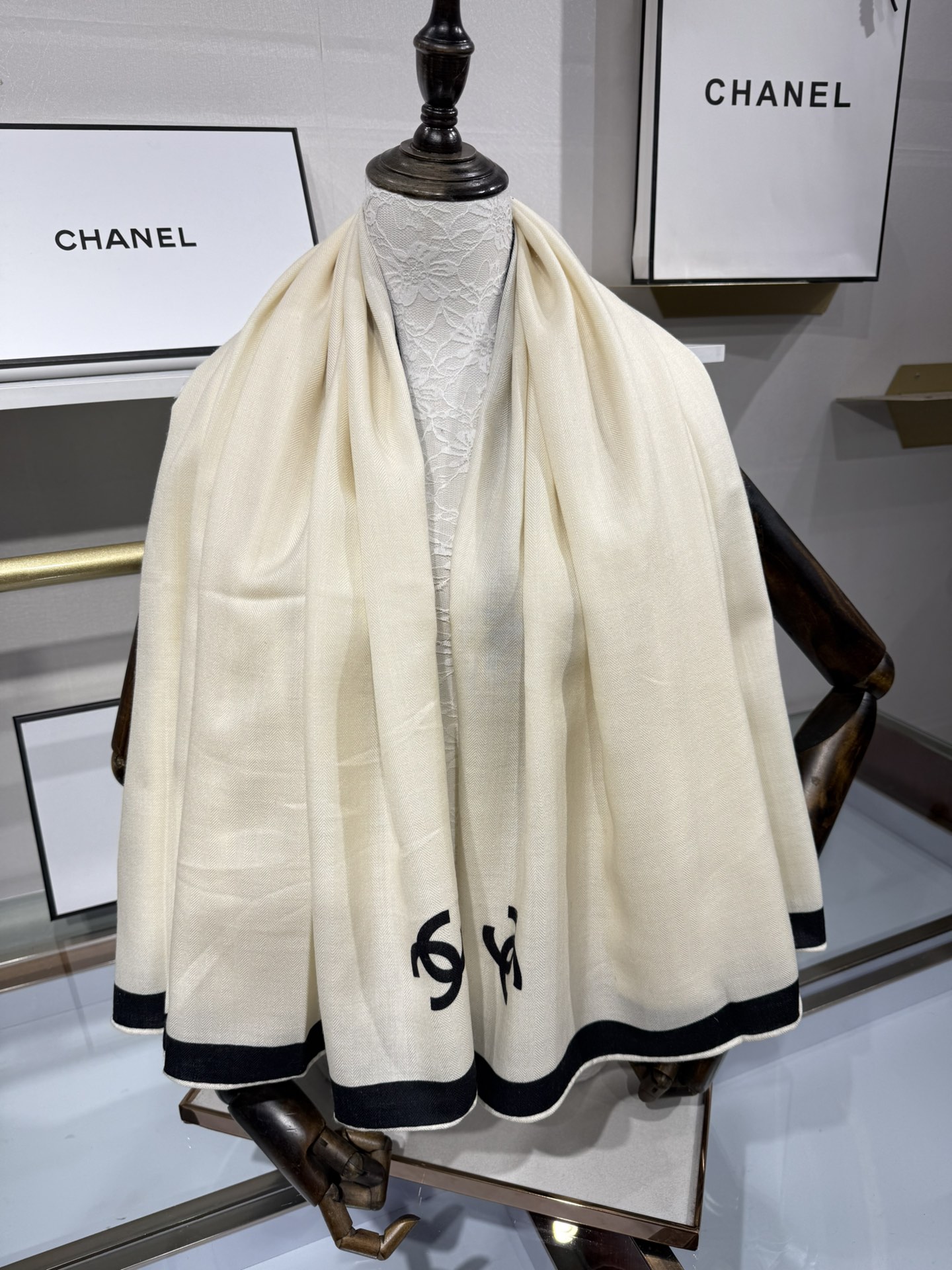 💟上新🆕💞小香Chanel~25秋冬新品～【经典黑白高级配色】随便一搭就是贵妇本妇！【140双面丝毛披肩