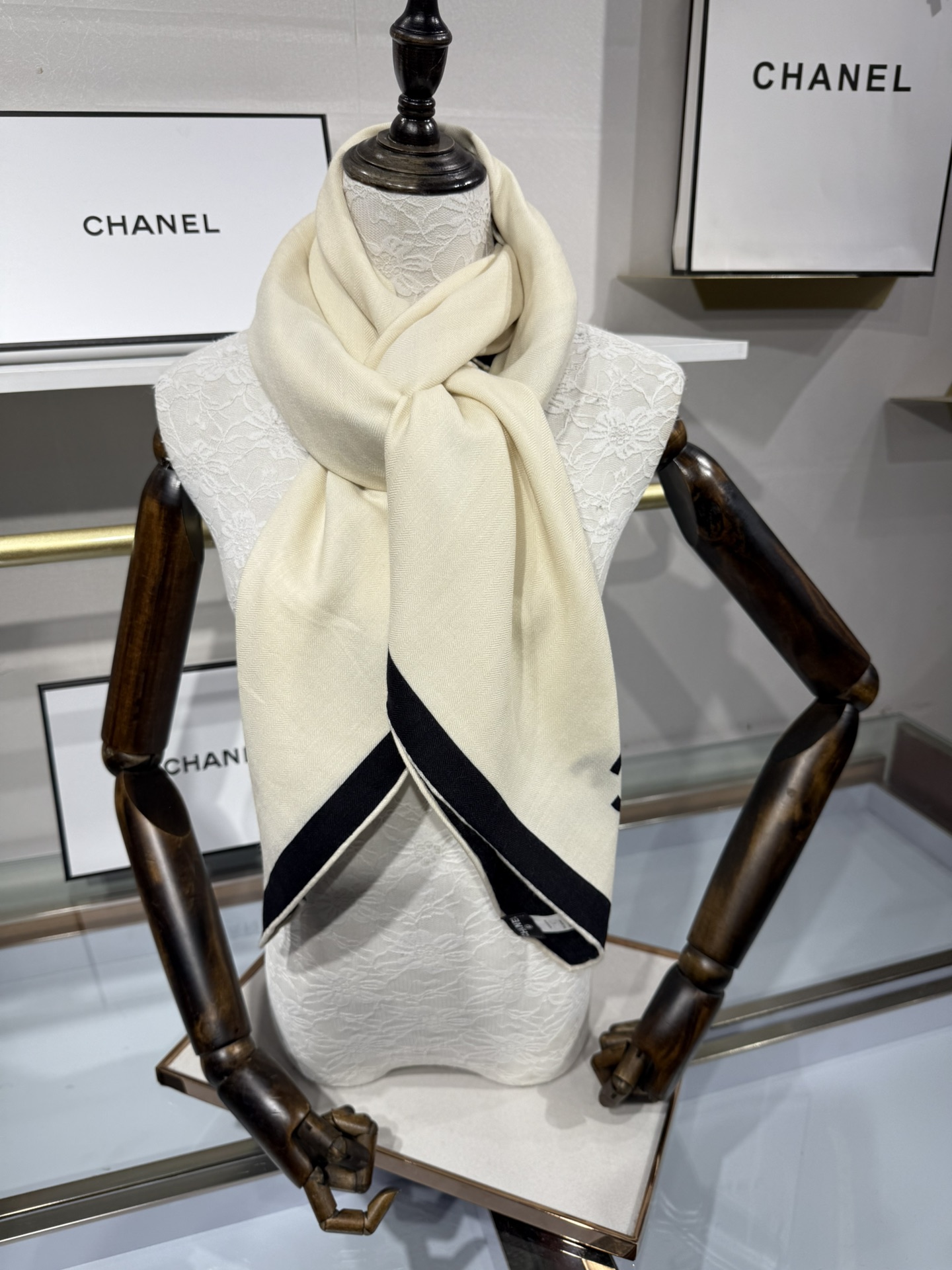 💟上新🆕💞小香Chanel~25秋冬新品～【经典黑白高级配色】随便一搭就是贵妇本妇！【140双面丝毛披肩