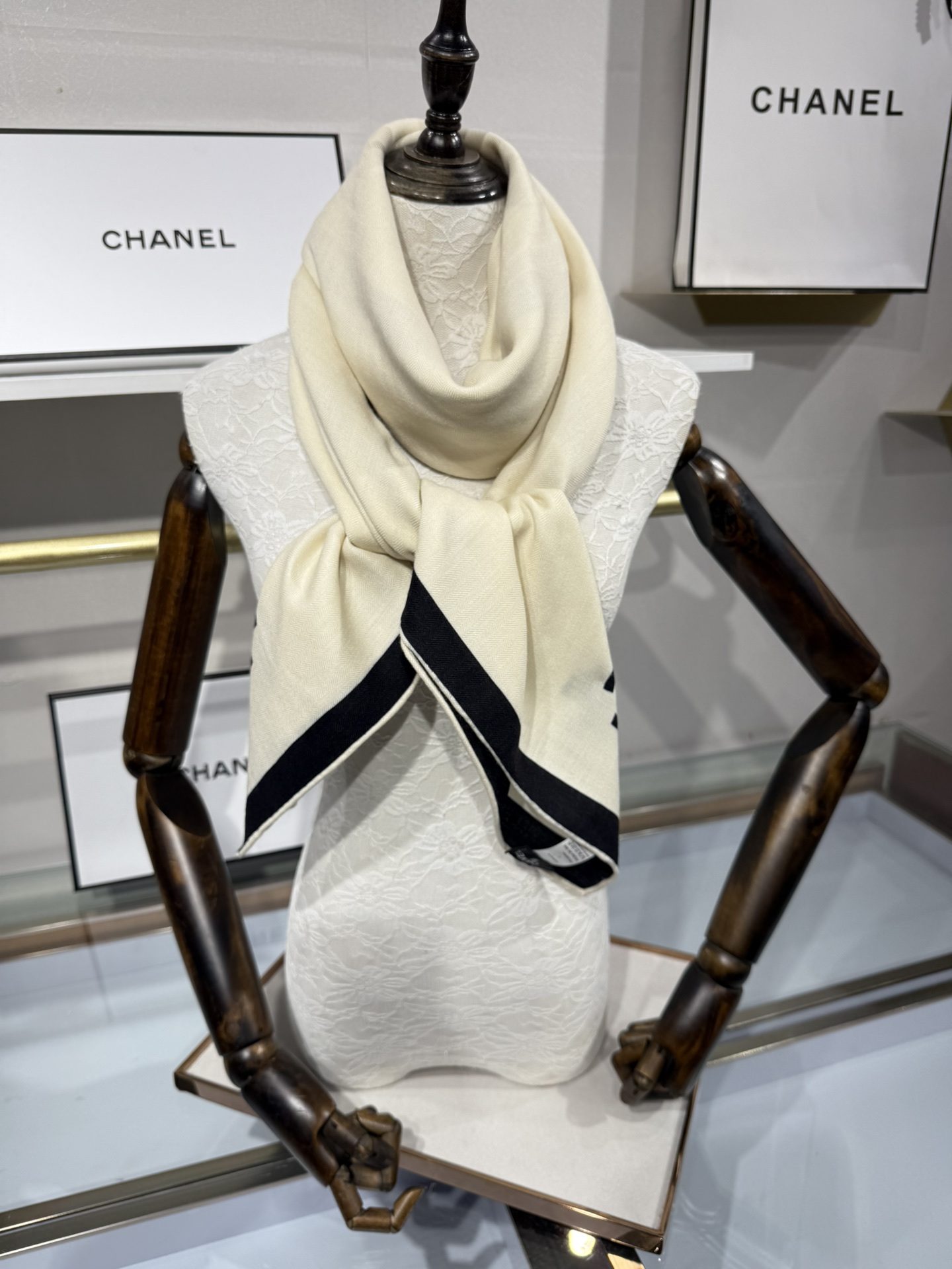 💟上新🆕💞小香Chanel~25秋冬新品～【经典黑白高级配色】随便一搭就是贵妇本妇！【140双面丝毛披肩