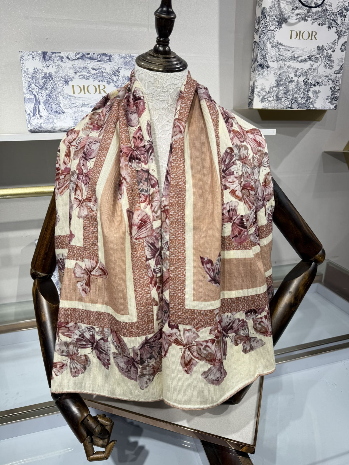 💟💞上新🆕【140丝毛双面同色印花披肩】这款披肩饰以 Camo PaPillon 图案，以优雅而诗意的设