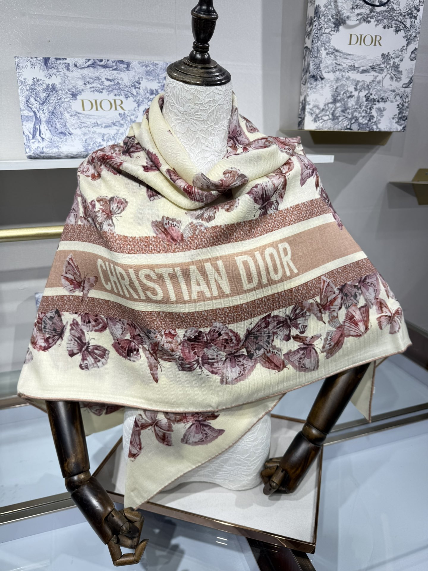 💟💞上新🆕【140丝毛双面同色印花披肩】这款披肩饰以 Camo PaPillon 图案，以优雅而诗意的设