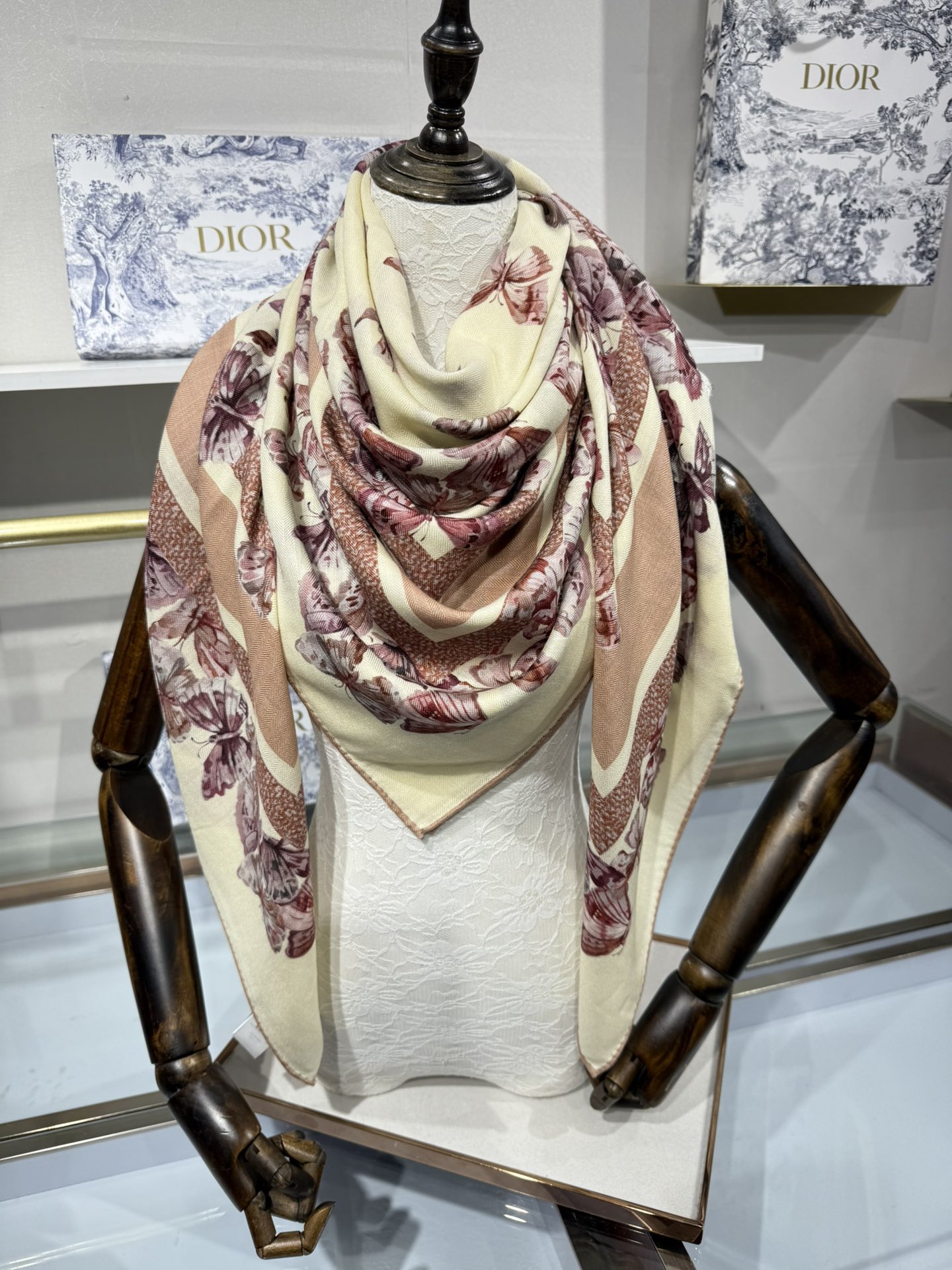 💟💞上新🆕【140丝毛双面同色印花披肩】这款披肩饰以 Camo PaPillon 图案，以优雅而诗意的设