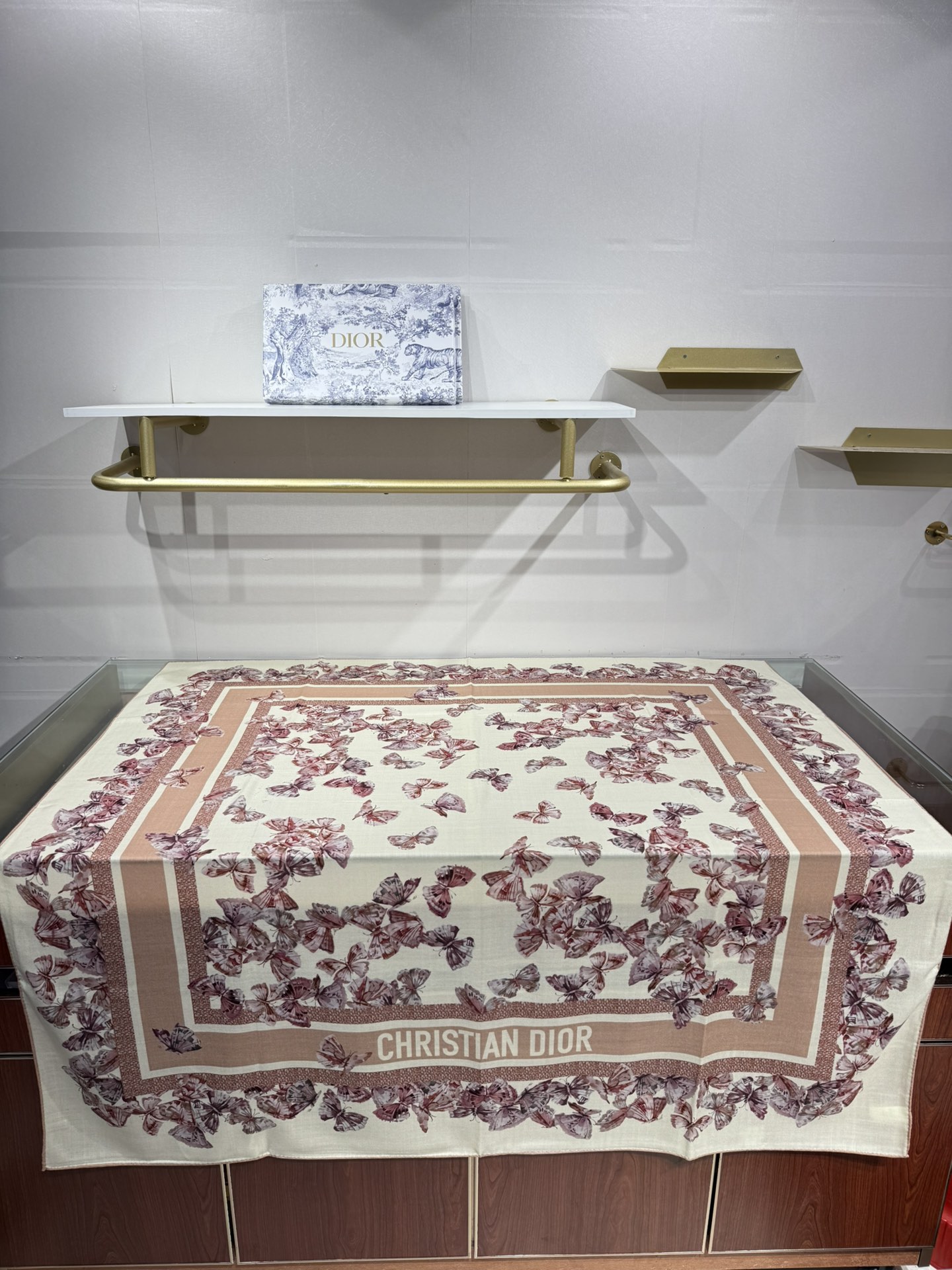 💟💞上新🆕【140丝毛双面同色印花披肩】这款披肩饰以 Camo PaPillon 图案，以优雅而诗意的设