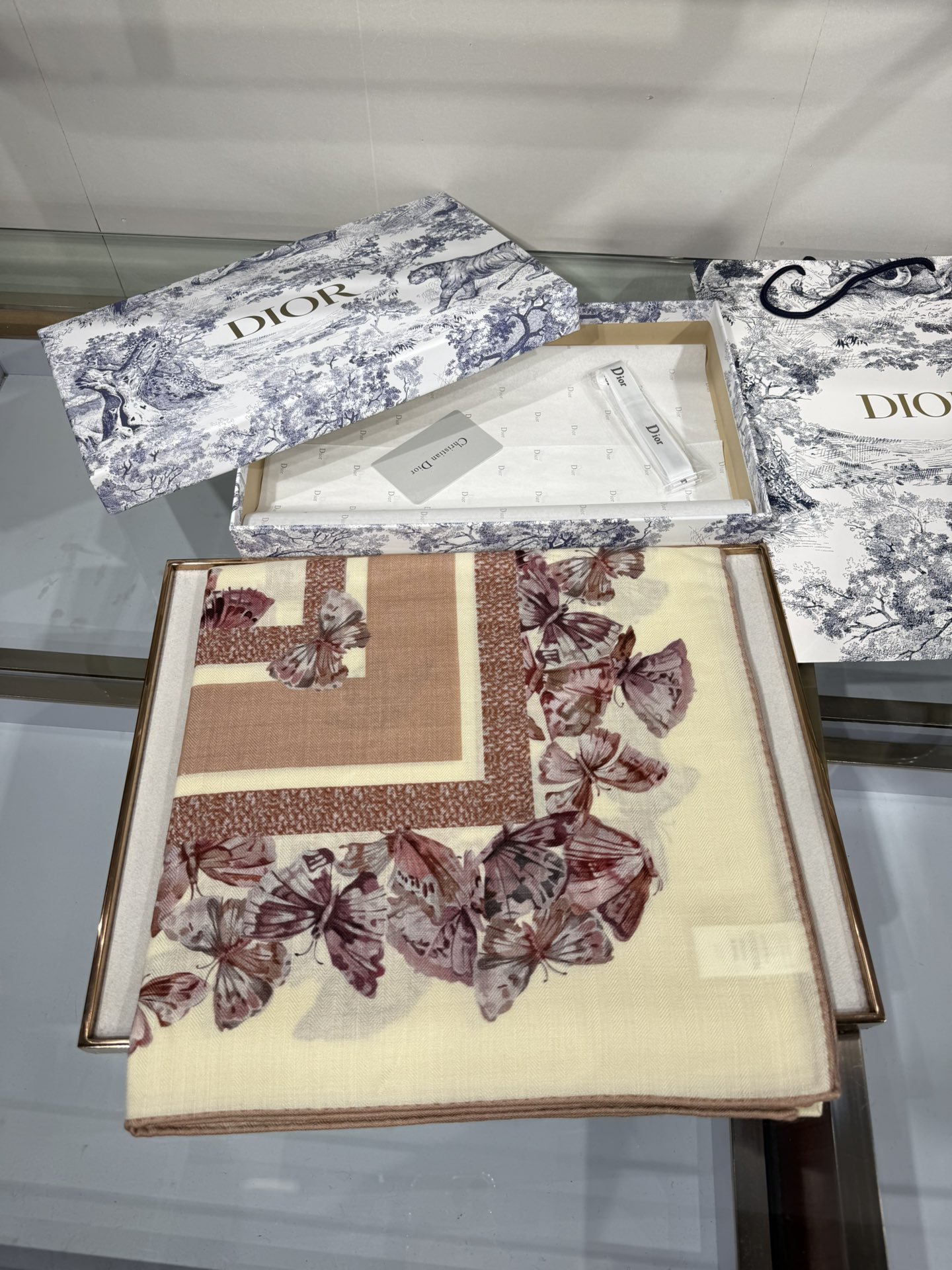 💟💞上新🆕【140丝毛双面同色印花披肩】这款披肩饰以 Camo PaPillon 图案，以优雅而诗意的设