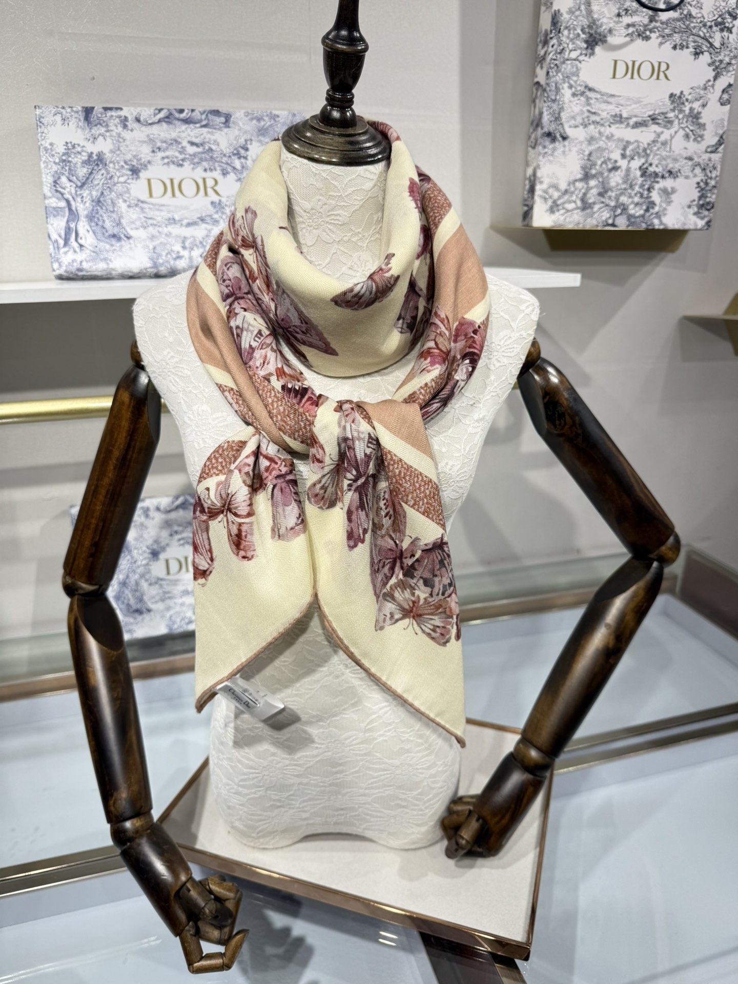 💟💞上新🆕【140丝毛双面同色印花披肩】这款披肩饰以 Camo PaPillon 图案，以优雅而诗意的设