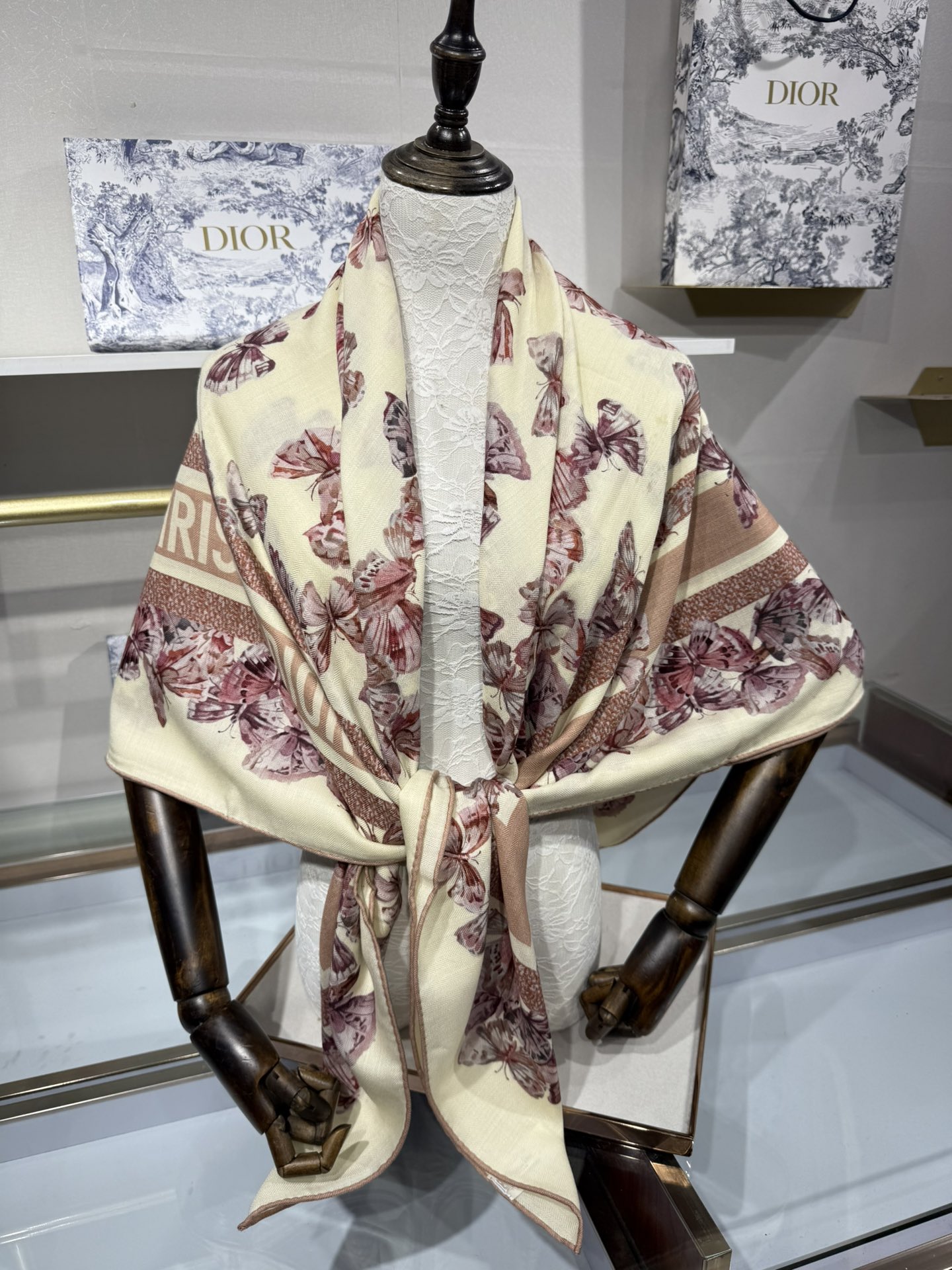 💟💞上新🆕【140丝毛双面同色印花披肩】这款披肩饰以 Camo PaPillon 图案，以优雅而诗意的设