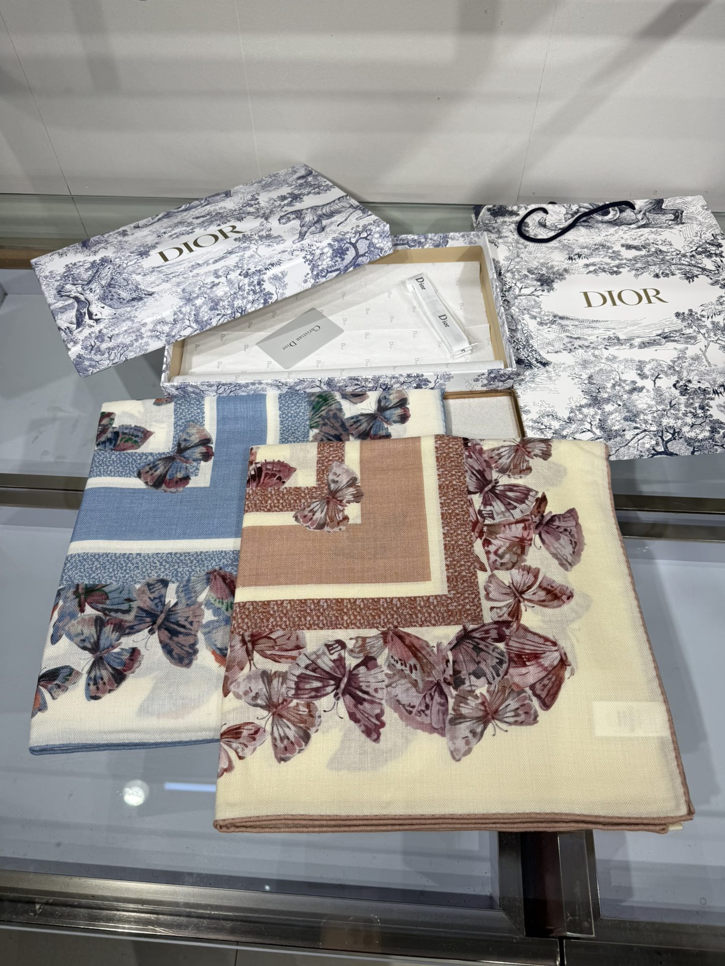 💟💞上新🆕【140丝毛双面同色印花披肩】这款披肩饰以 Camo PaPillon 图案，以优雅而诗意的设