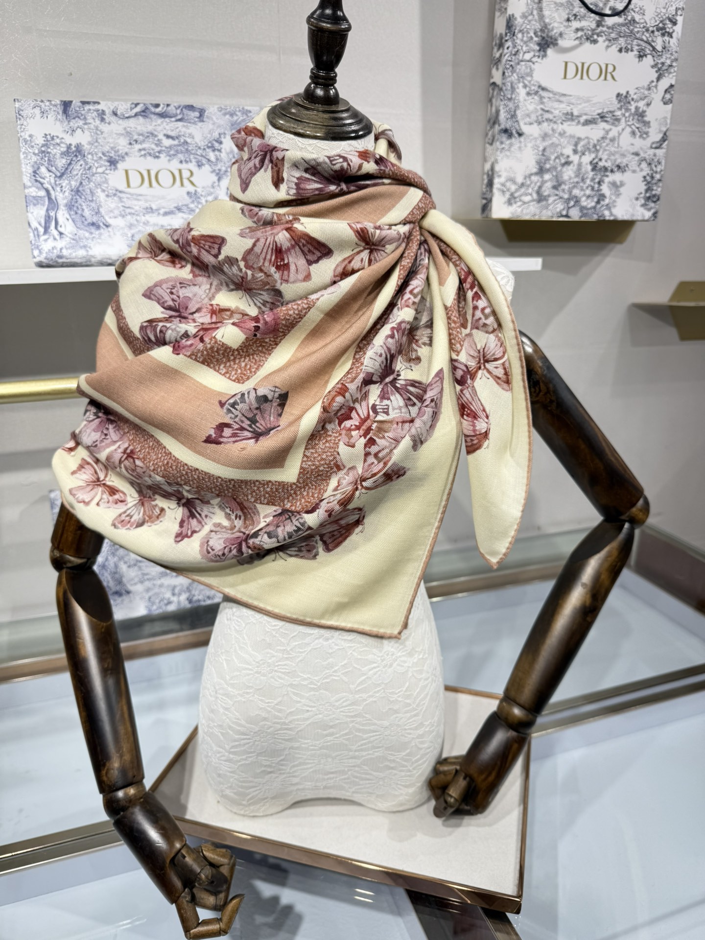 💟💞上新🆕【140丝毛双面同色印花披肩】这款披肩饰以 Camo PaPillon 图案，以优雅而诗意的设