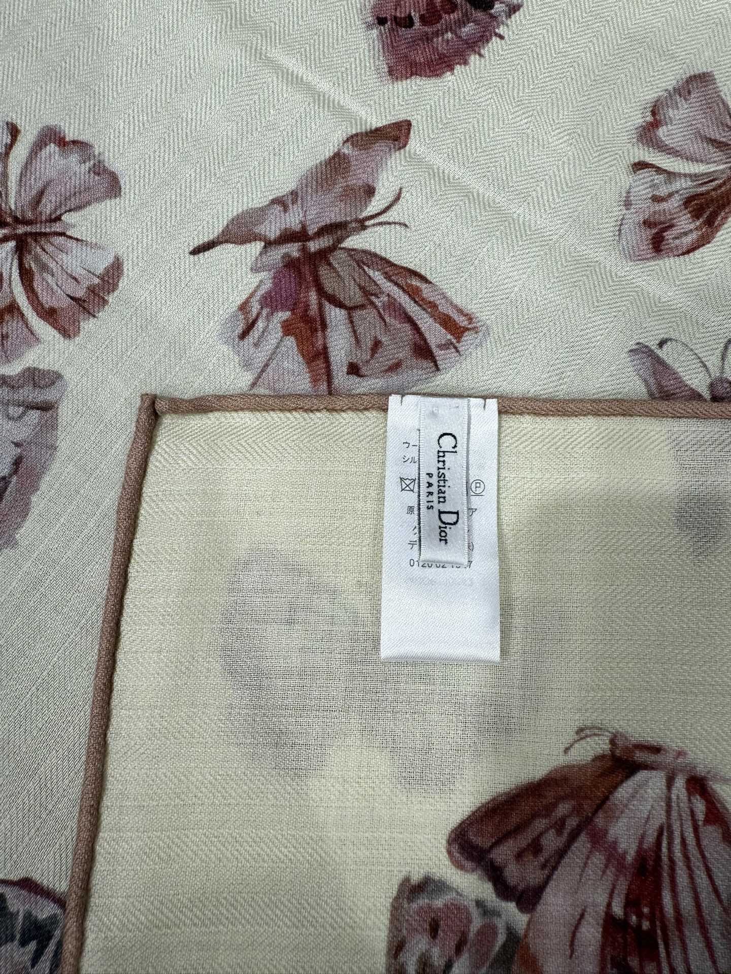 💟💞上新🆕【140丝毛双面同色印花披肩】这款披肩饰以 Camo PaPillon 图案，以优雅而诗意的设