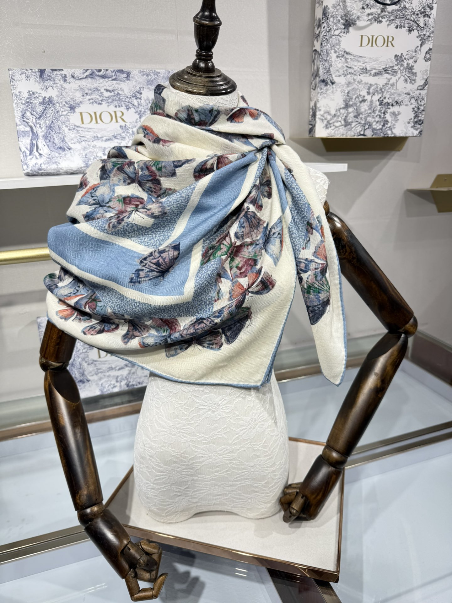 💟💞上新🆕【140丝毛双面同色印花披肩】这款披肩饰以 Camo PaPillon 图案，以优雅而诗意的设