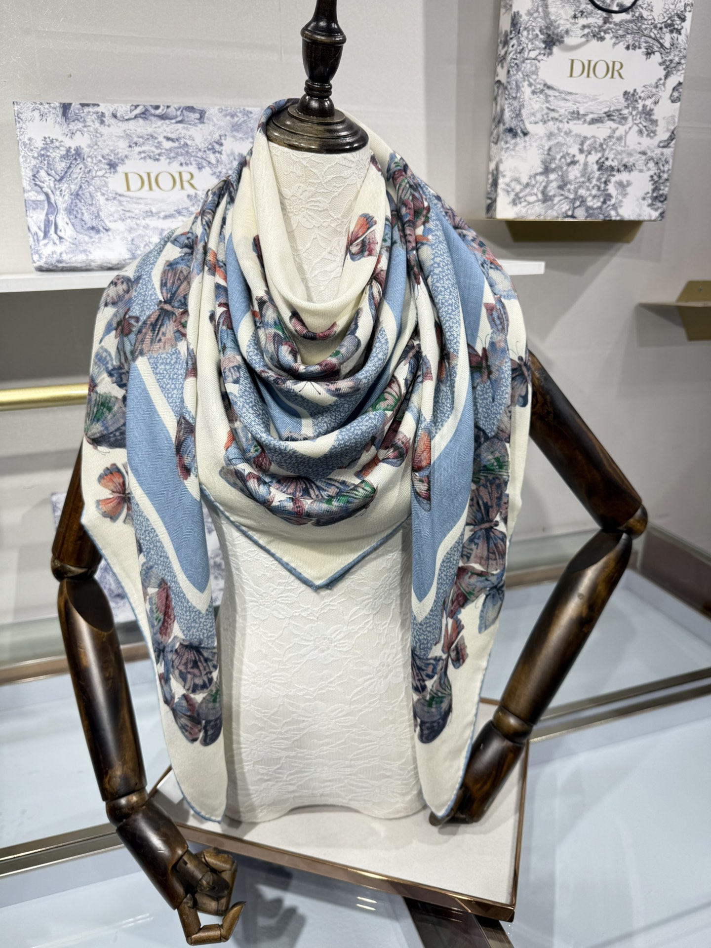 💟💞上新🆕【140丝毛双面同色印花披肩】这款披肩饰以 Camo PaPillon 图案，以优雅而诗意的设