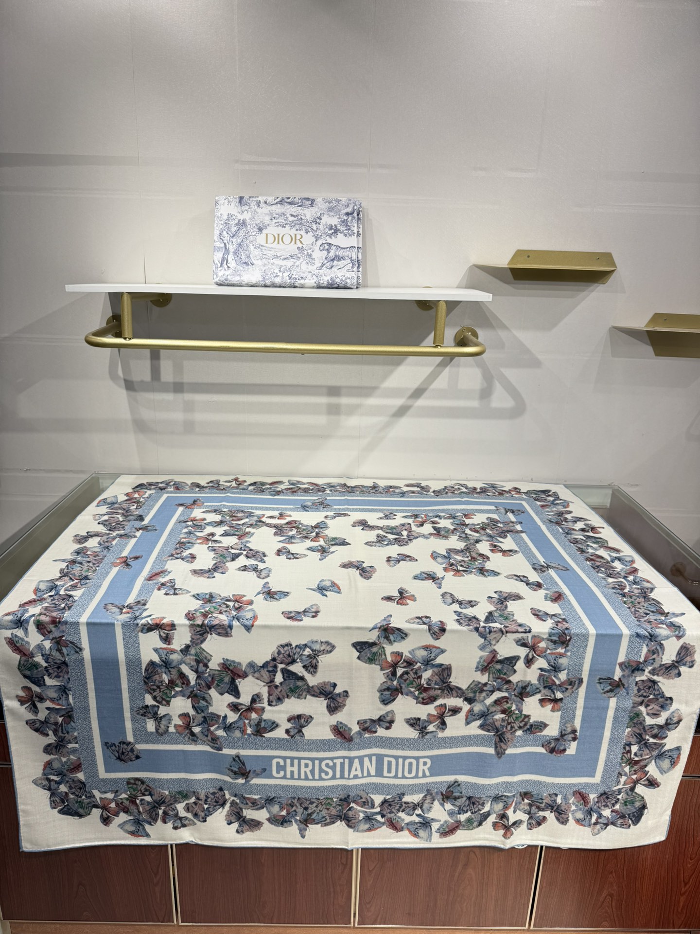 💟💞上新🆕【140丝毛双面同色印花披肩】这款披肩饰以 Camo PaPillon 图案，以优雅而诗意的设