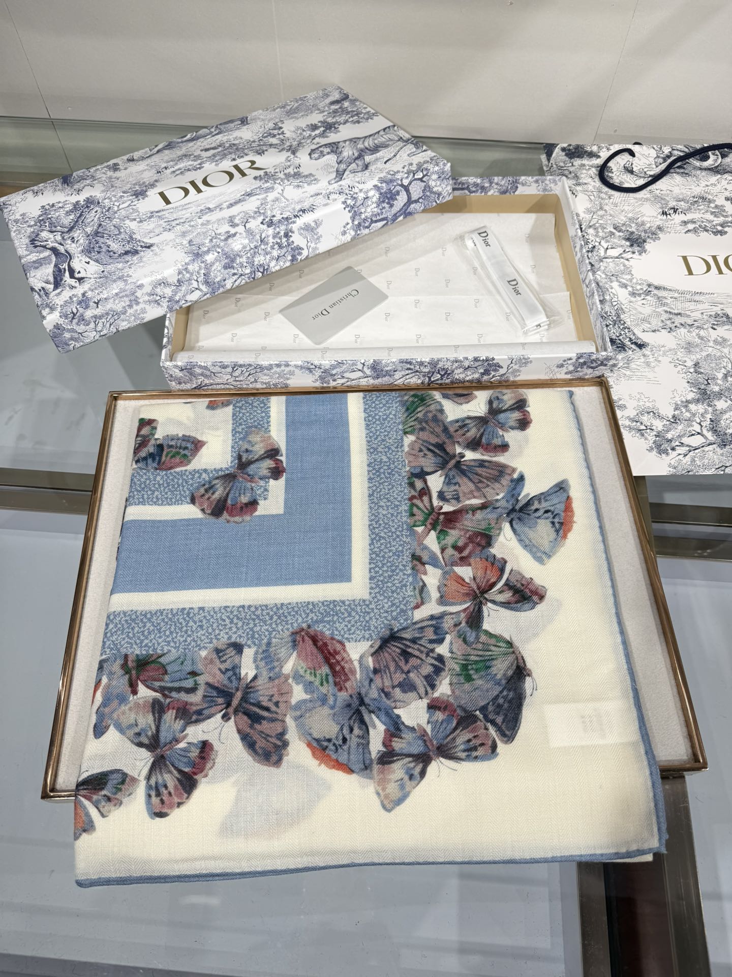 💟💞上新🆕【140丝毛双面同色印花披肩】这款披肩饰以 Camo PaPillon 图案，以优雅而诗意的设