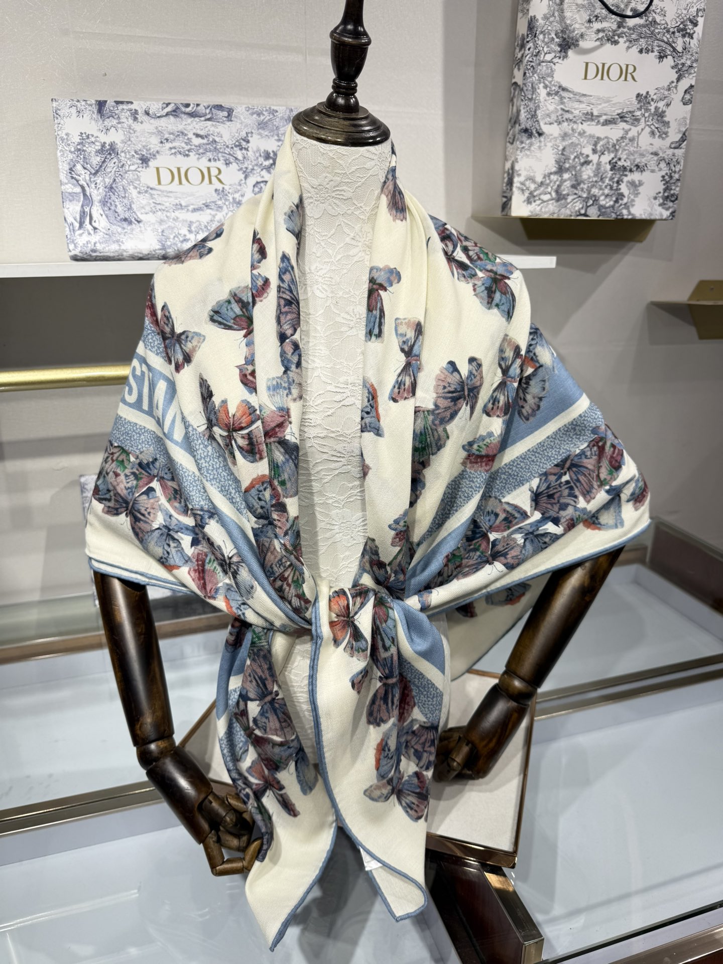 💟💞上新🆕【140丝毛双面同色印花披肩】这款披肩饰以 Camo PaPillon 图案，以优雅而诗意的设