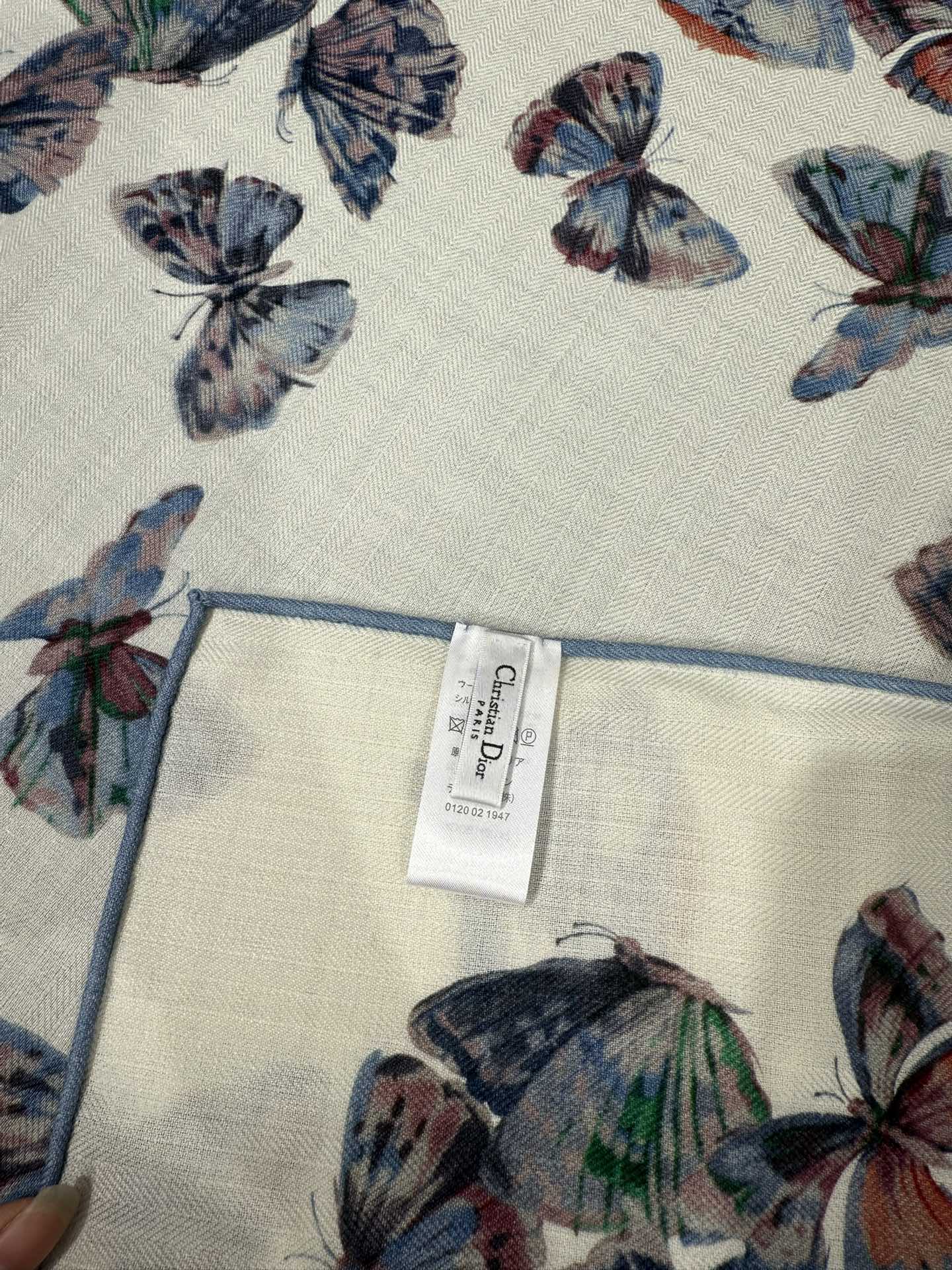 💟💞上新🆕【140丝毛双面同色印花披肩】这款披肩饰以 Camo PaPillon 图案，以优雅而诗意的设