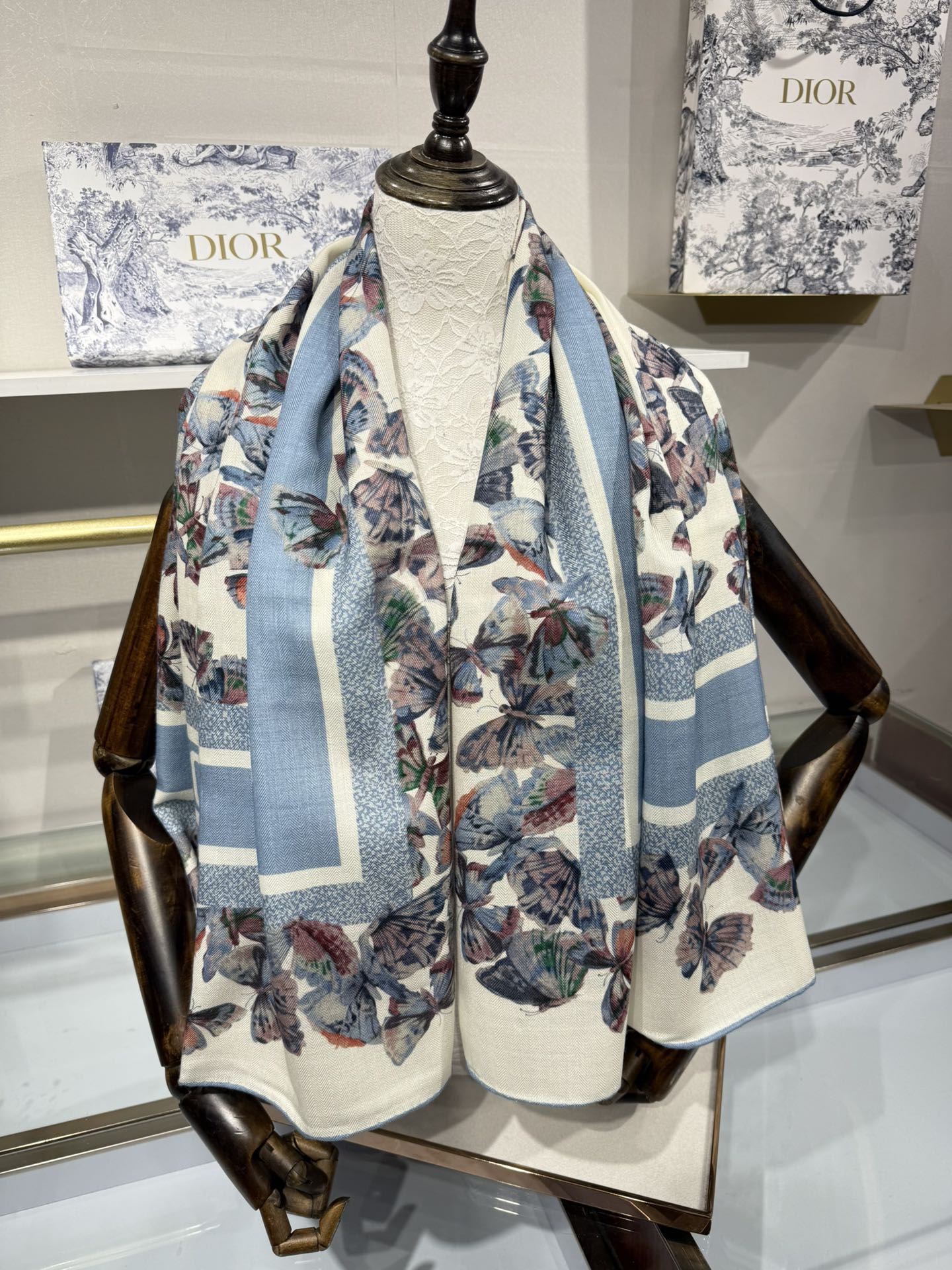 💟💞上新🆕【140丝毛双面同色印花披肩】这款披肩饰以 Camo PaPillon 图案，以优雅而诗意的设