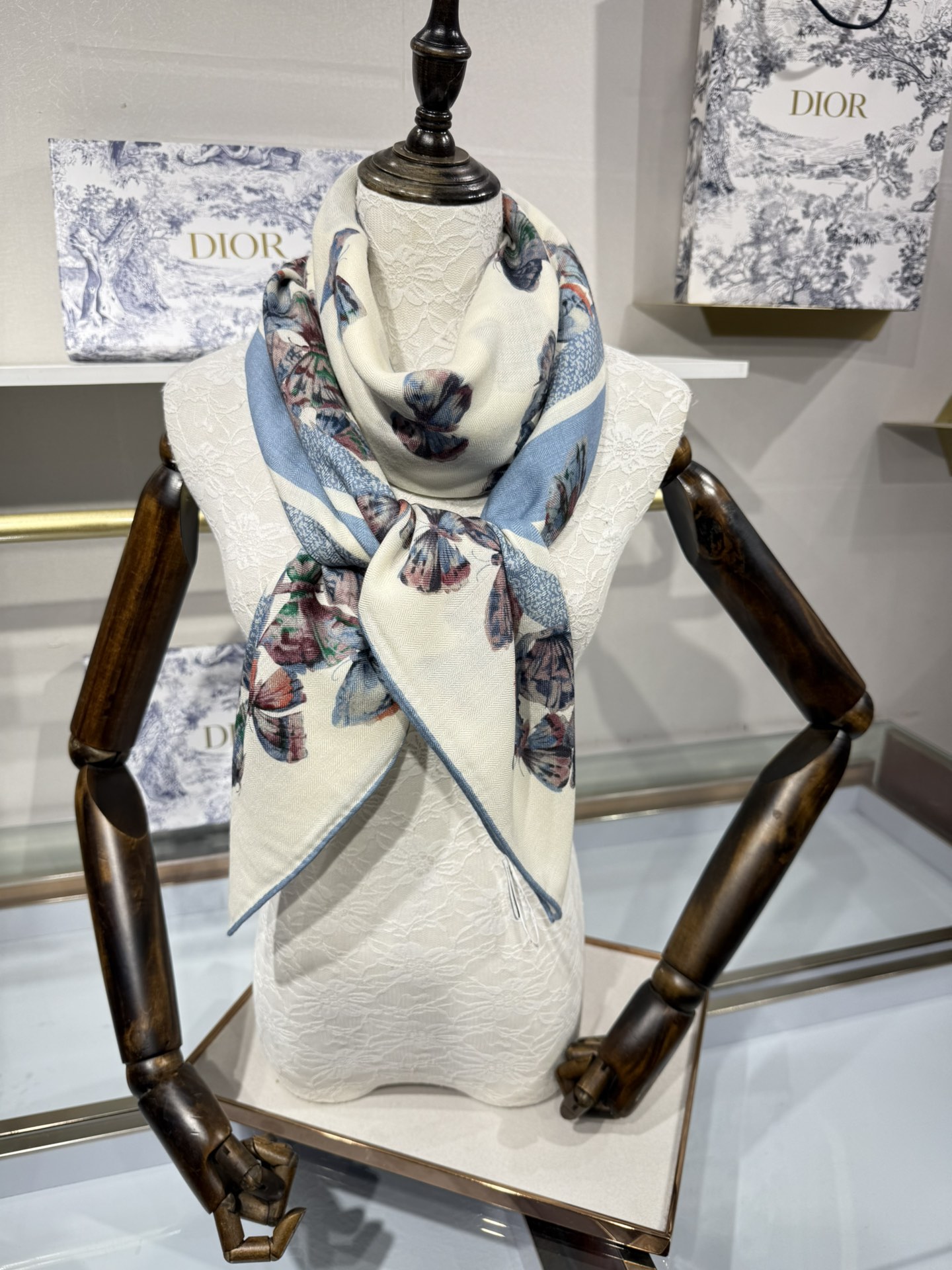 💟💞上新🆕【140丝毛双面同色印花披肩】这款披肩饰以 Camo PaPillon 图案，以优雅而诗意的设