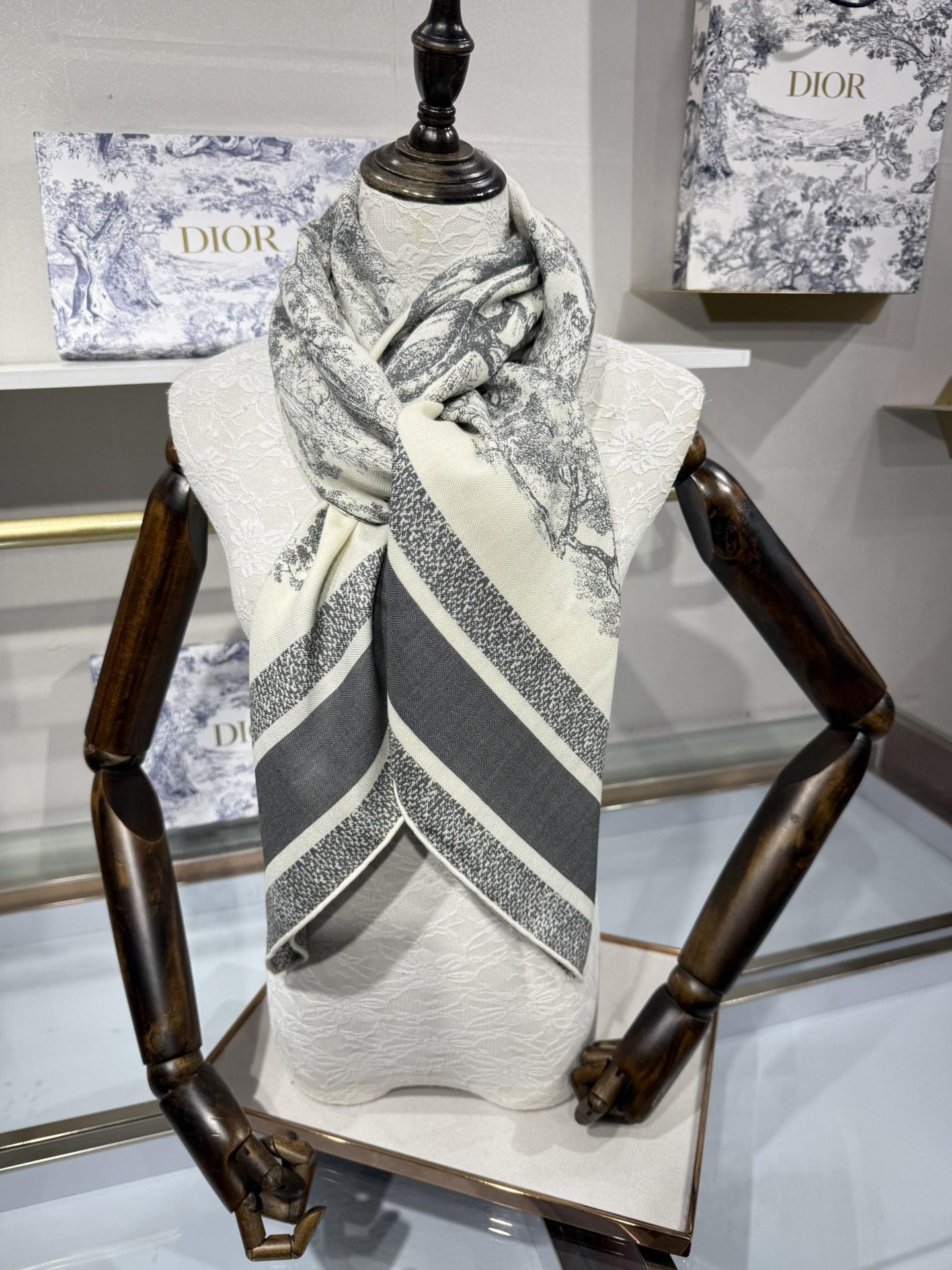 💟💞上新🆕动物世界（140顶级丝绒双面异色披肩）这款 Sauvage 茹伊印花披肩致敬 D家于 1947